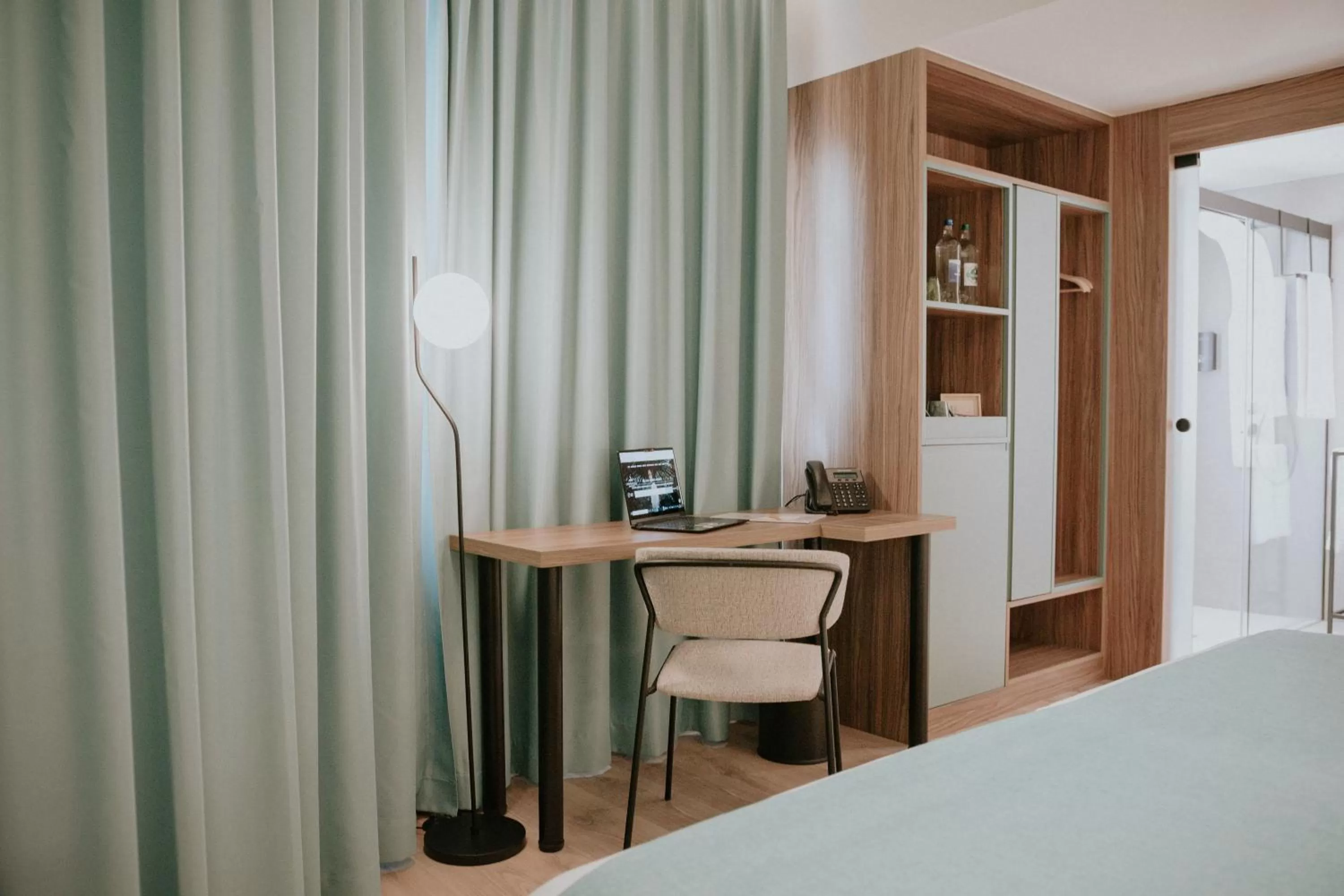 Coffee/tea facilities, Bed in Catalina Plaza Hotel Sostenible