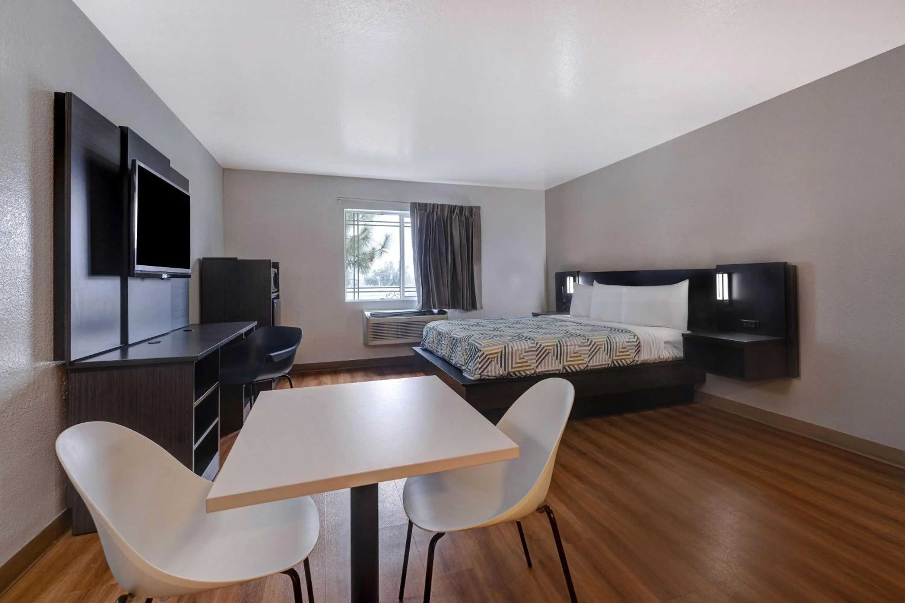 Photo of the whole room, Bed in Motel 6-Buttonwillow, CA Central