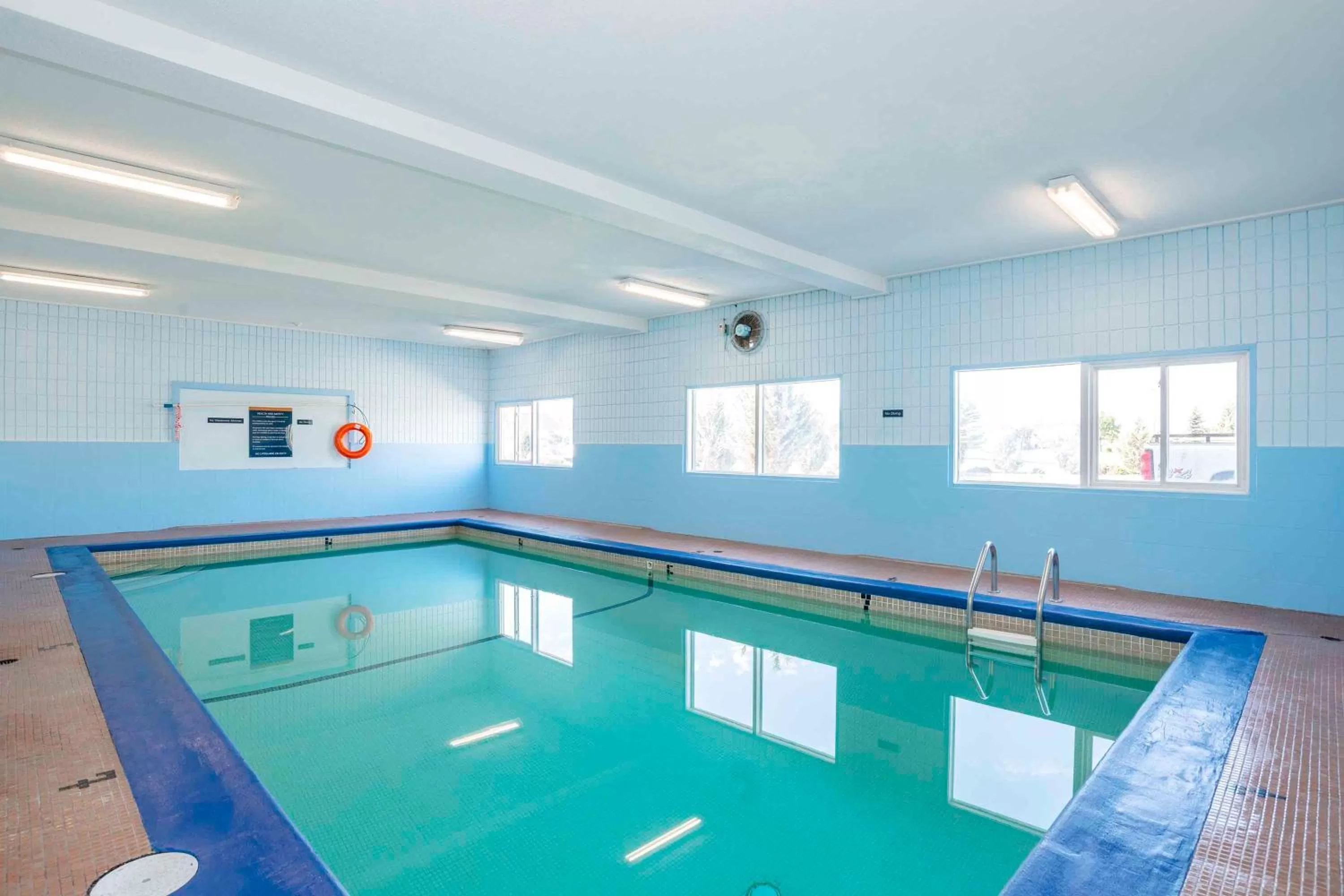 Swimming pool in Sandman Hotel Cranbrook