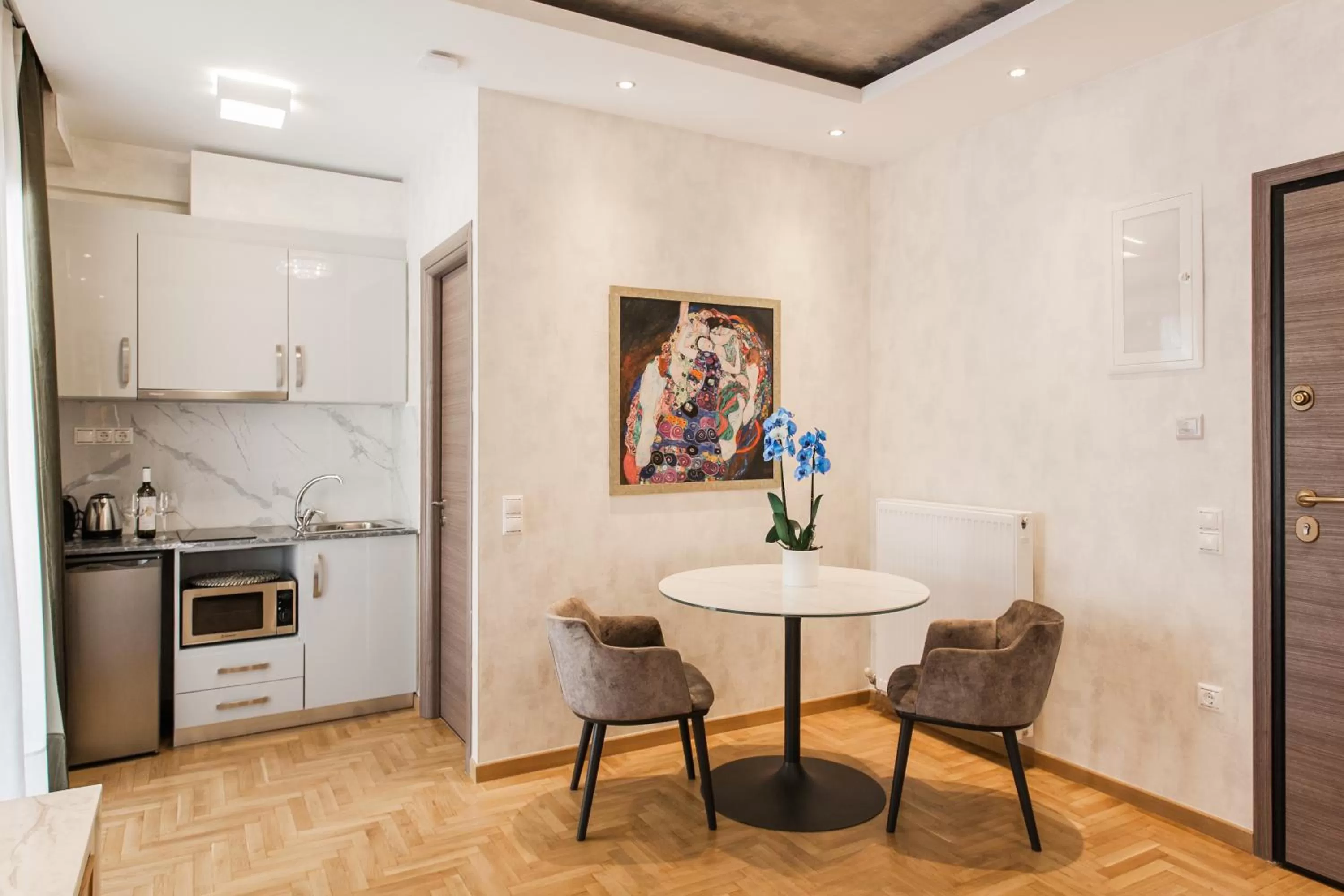 Dining area in Nicholas Point Apartments and Rooms