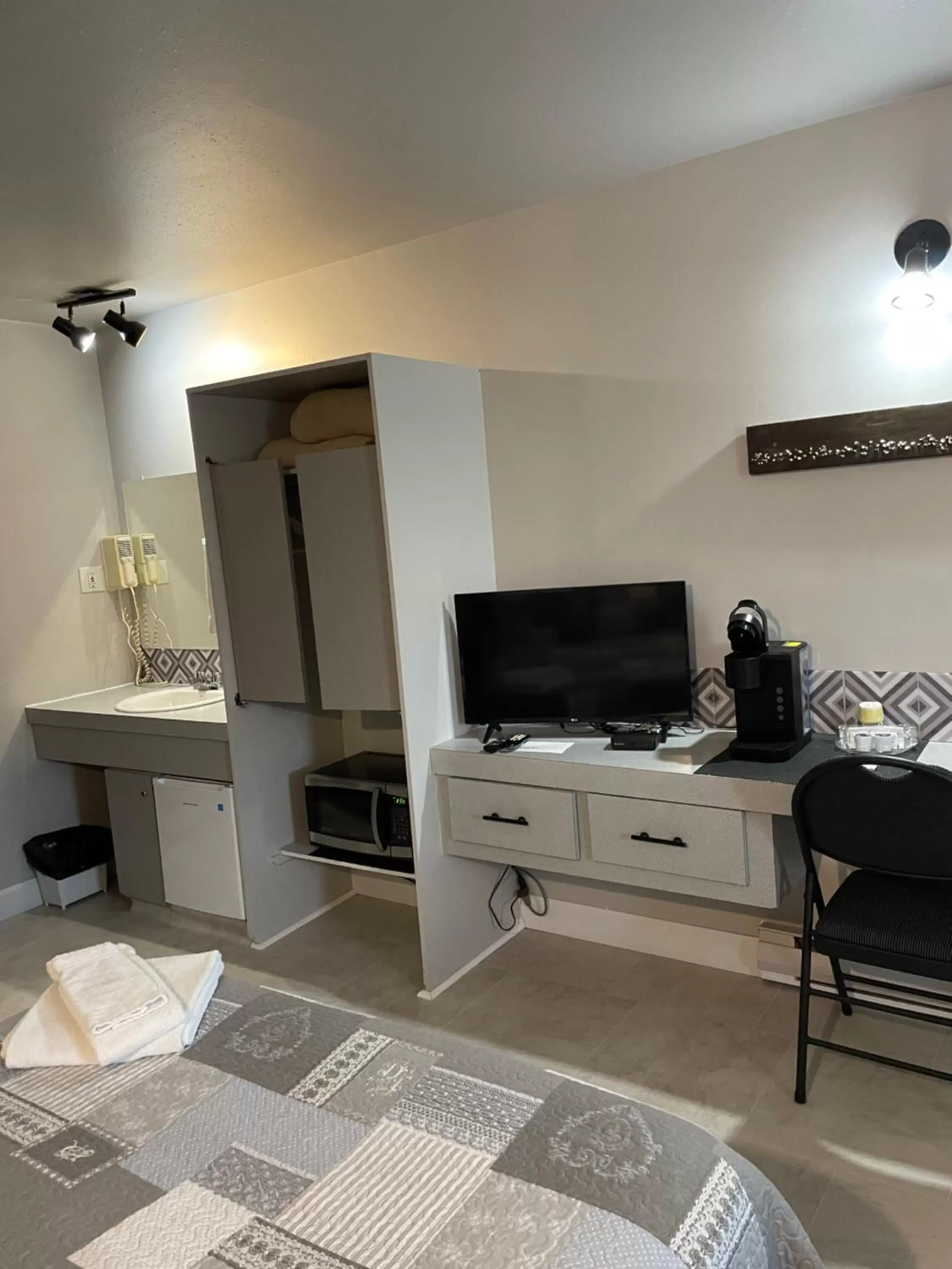 Photo of the whole room in Motel du rosier