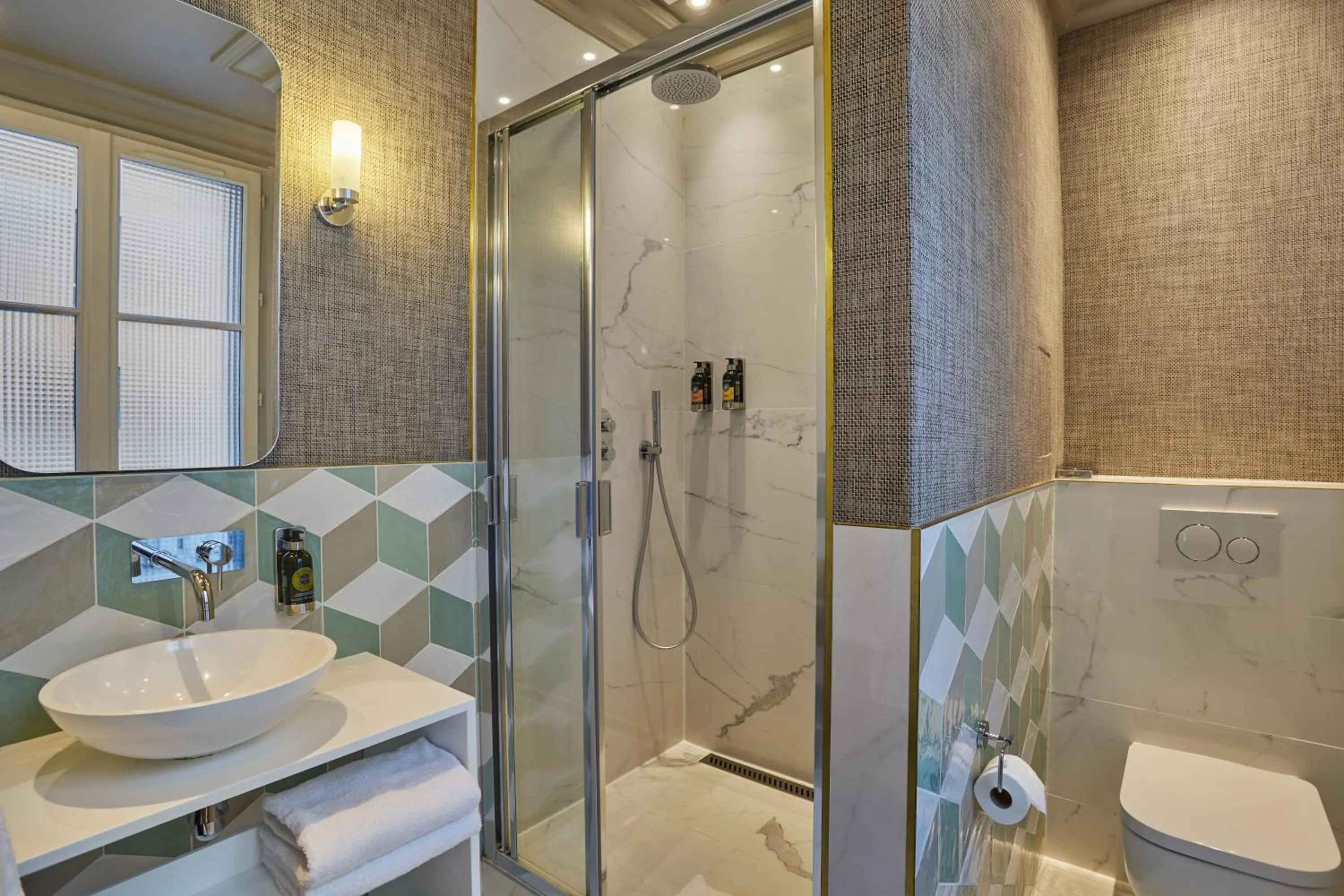 Bathroom in Le Robinet d'Or Paris Canal Saint Martin