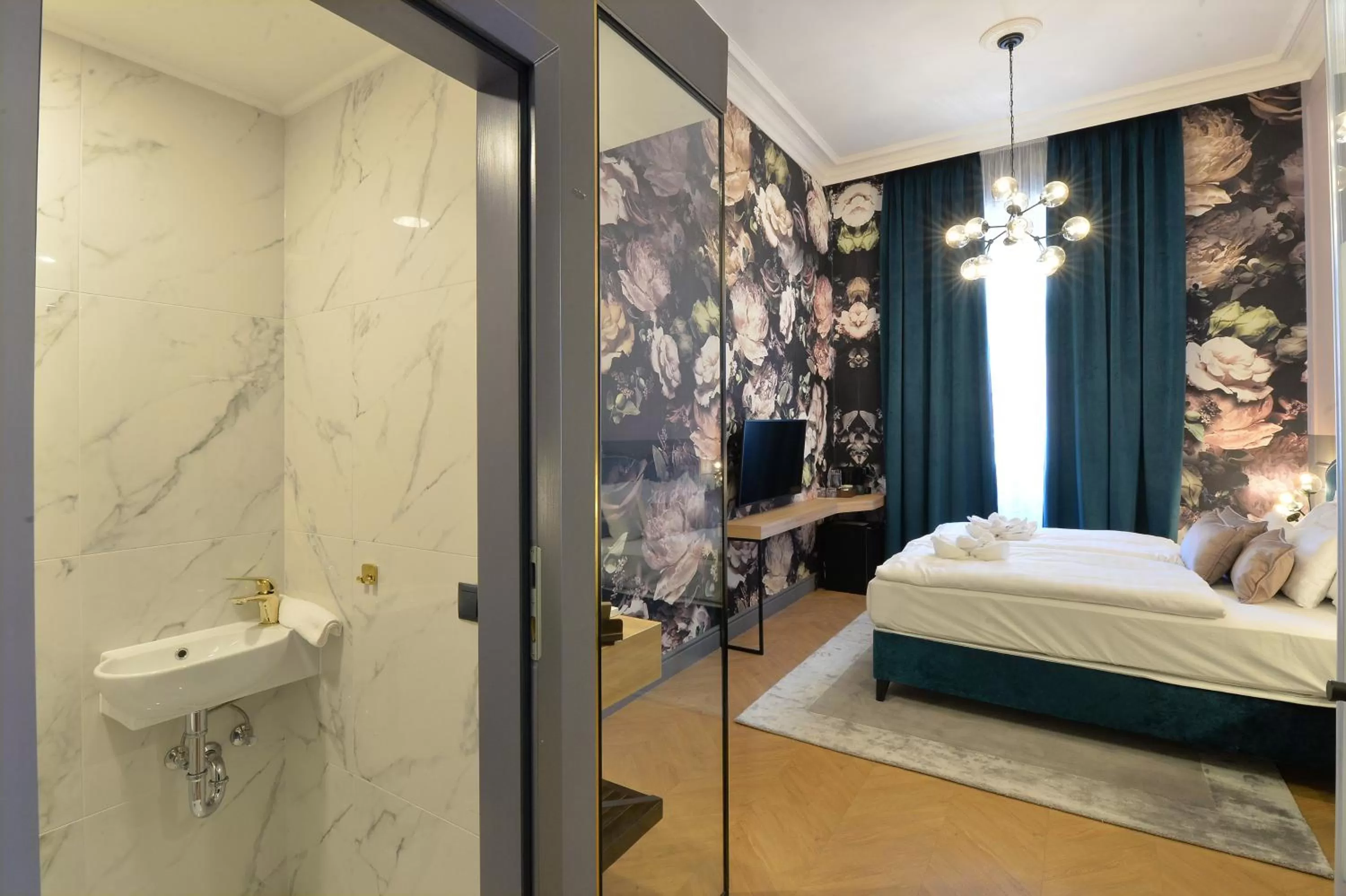 Photo of the whole room, Bathroom in 1552 Boutique Hotel