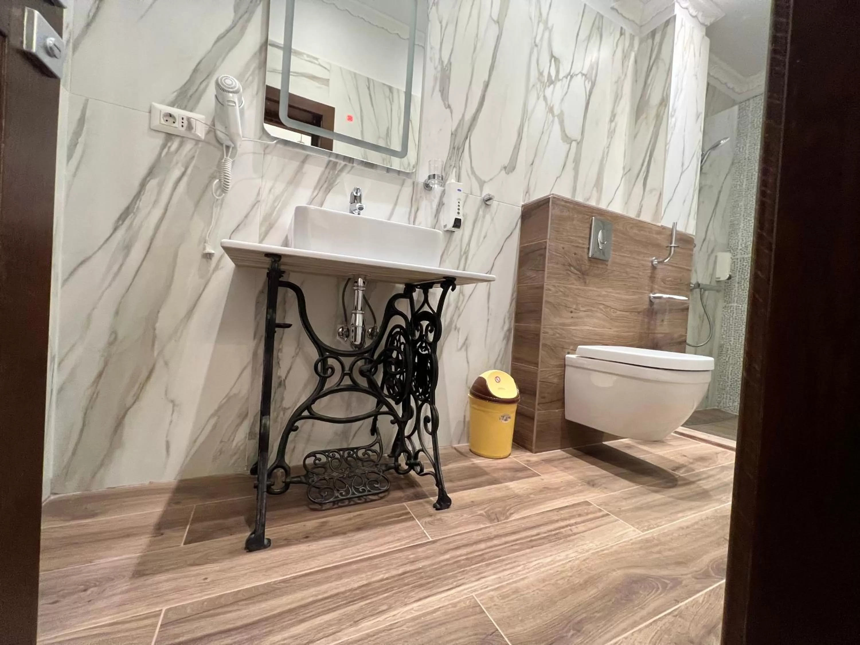 Bathroom in Hotel Boutique Cathedral Plaza Residences room for rent downtown