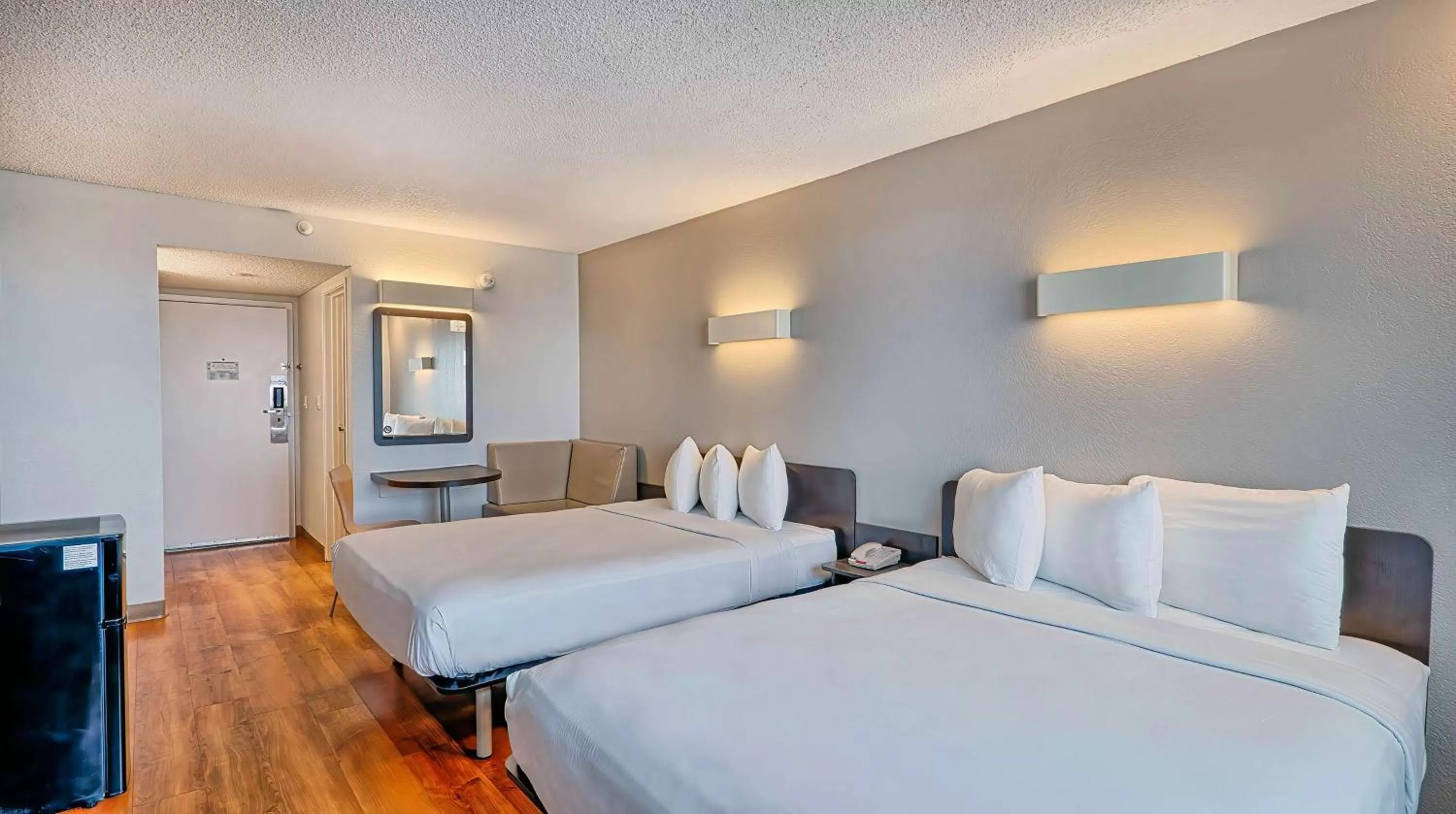 Bedroom, Bed in Motel 6-Los Angeles, CA - Los Angeles - LAX