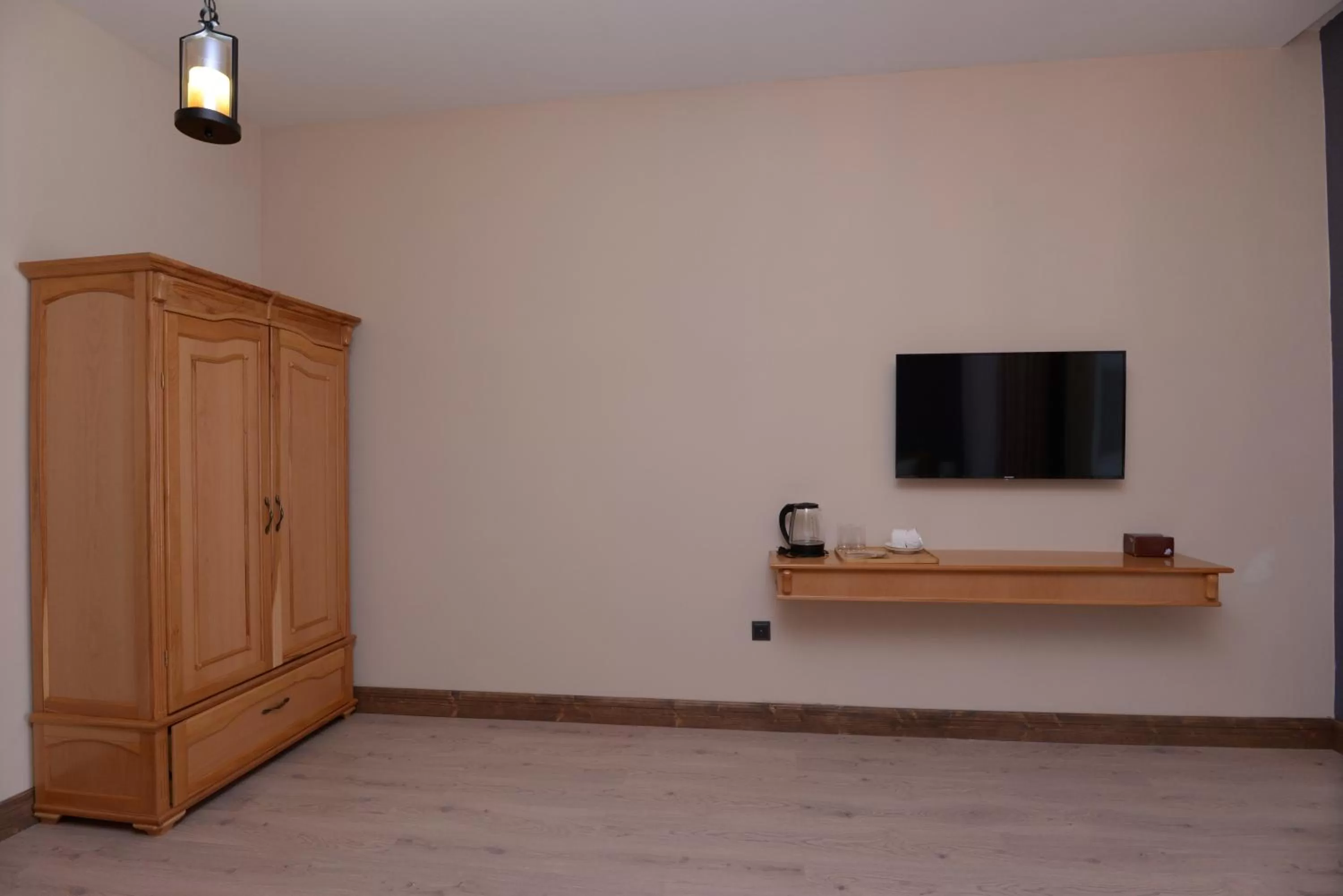 TV/Entertainment Center in Aratta