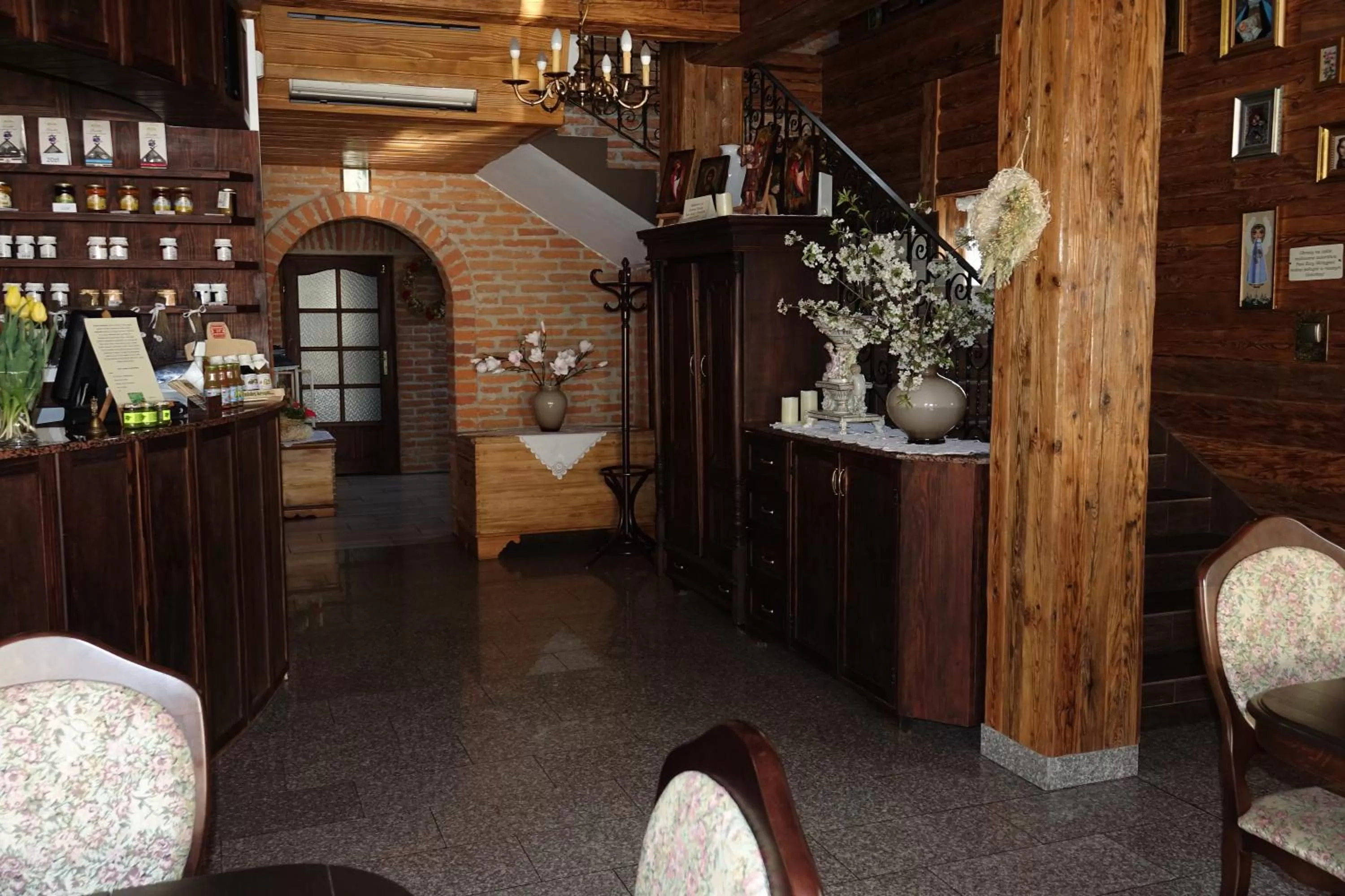 Restaurant/places to eat in Gościniec Dworski w Ropie