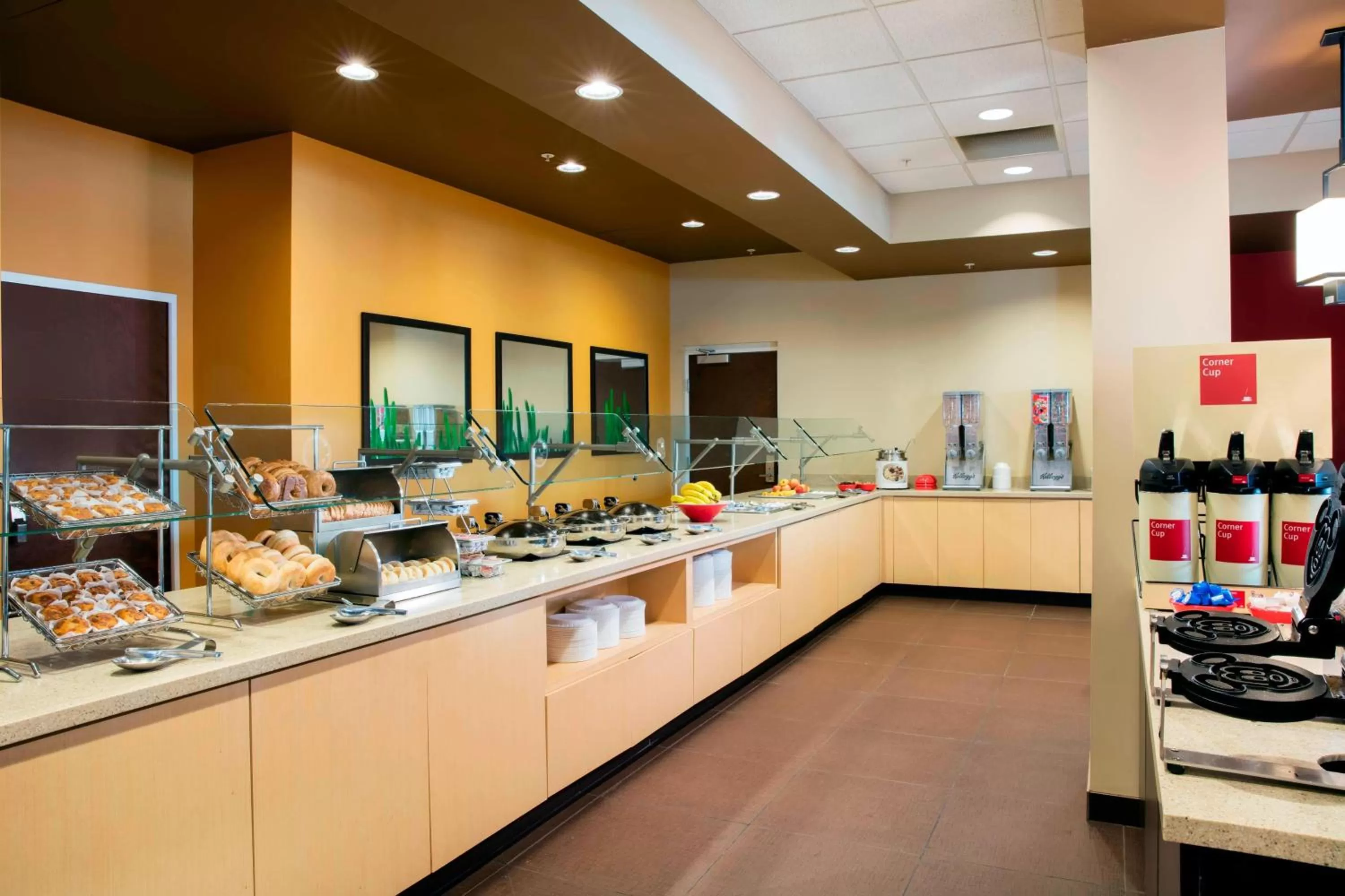 Breakfast in TownePlace Suites Orlando at FLAMINGO CROSSINGS Town Center, Western Entrance