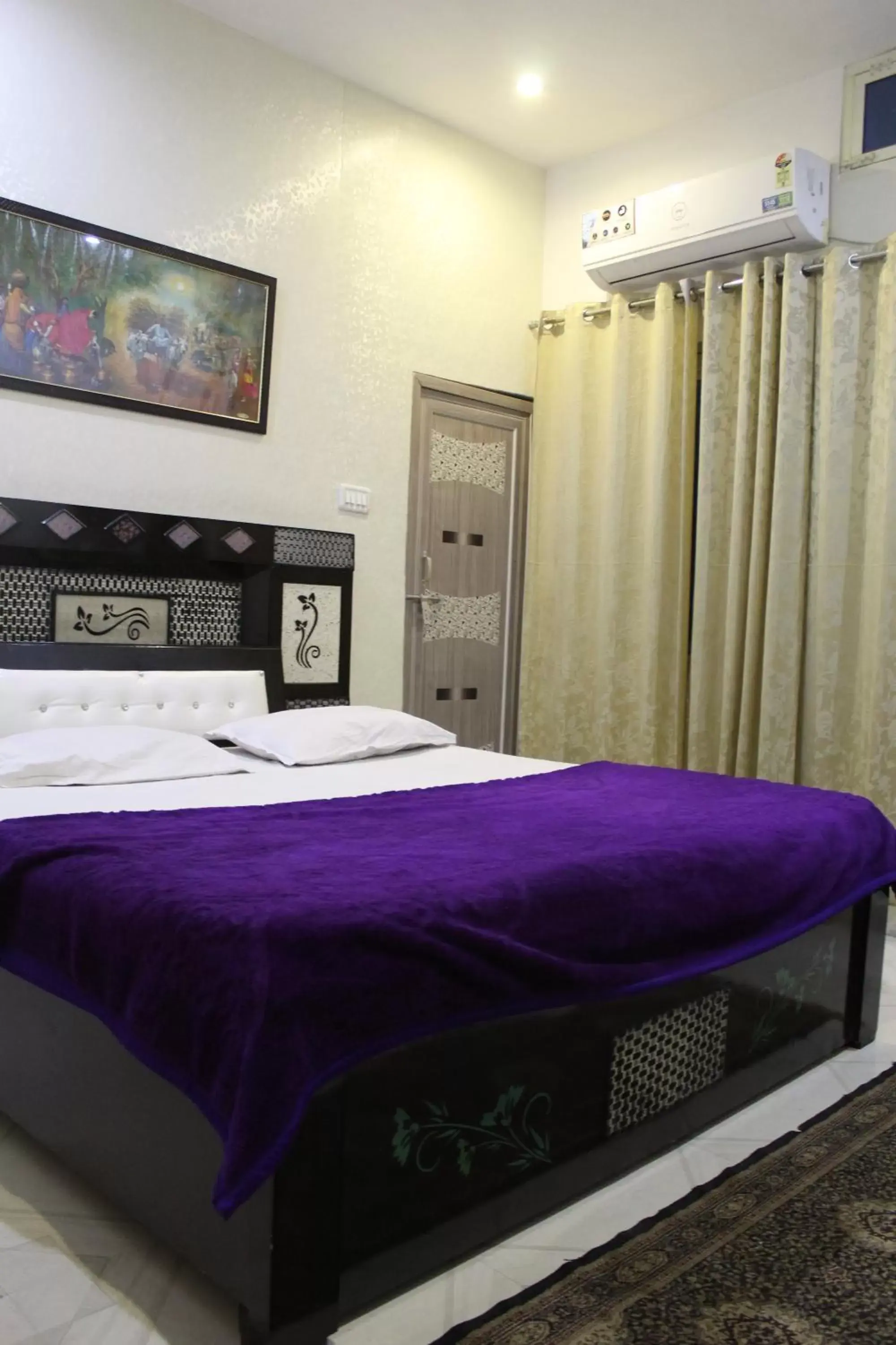 Deluxe Double Room (2 Adults + 1 Child) in Hotel Sunset Deluxe Double Room (2 Adults + 1 Child) in Hotel Sunset