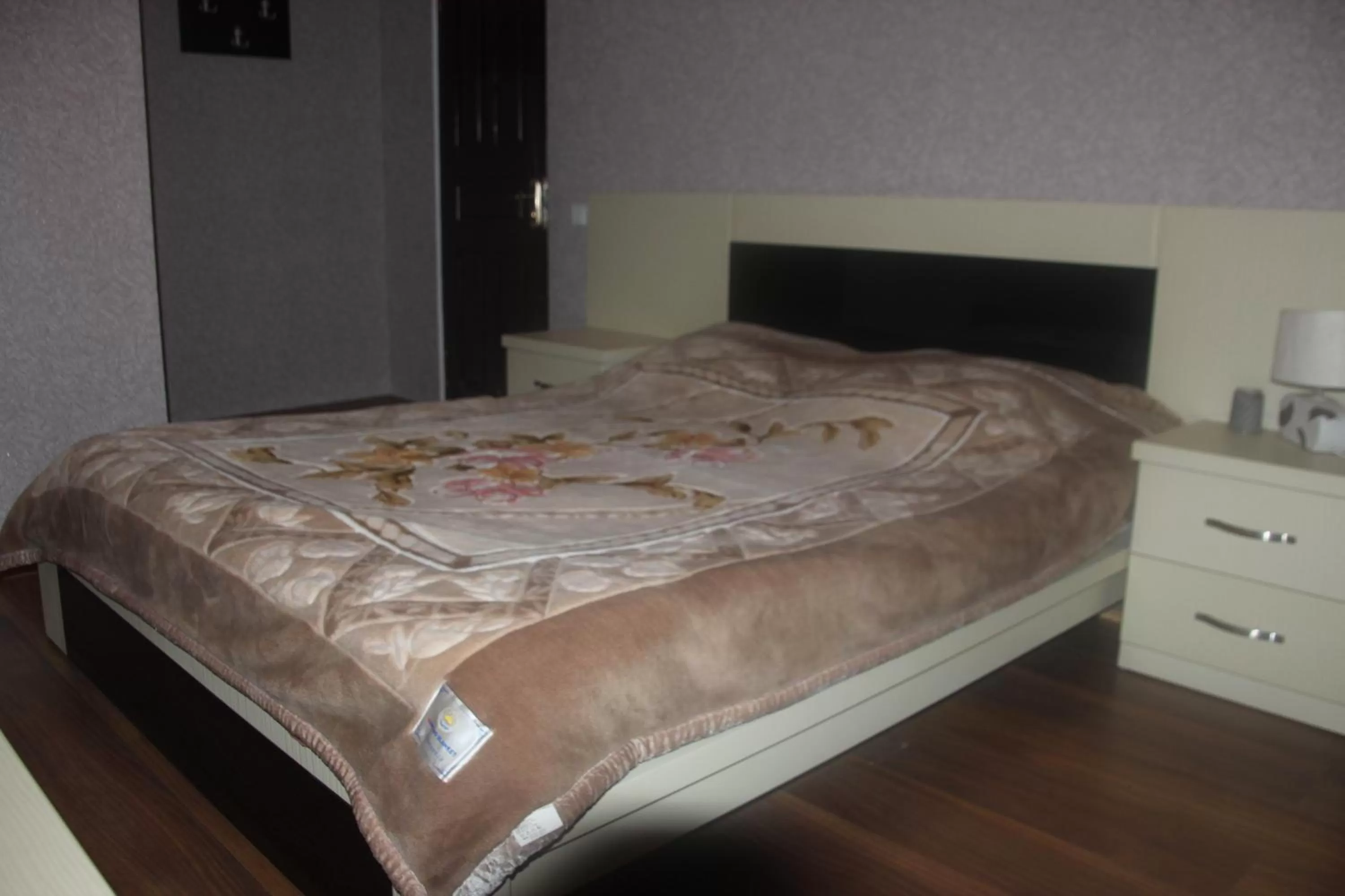 Photo of the whole room, Bed in Old Capital