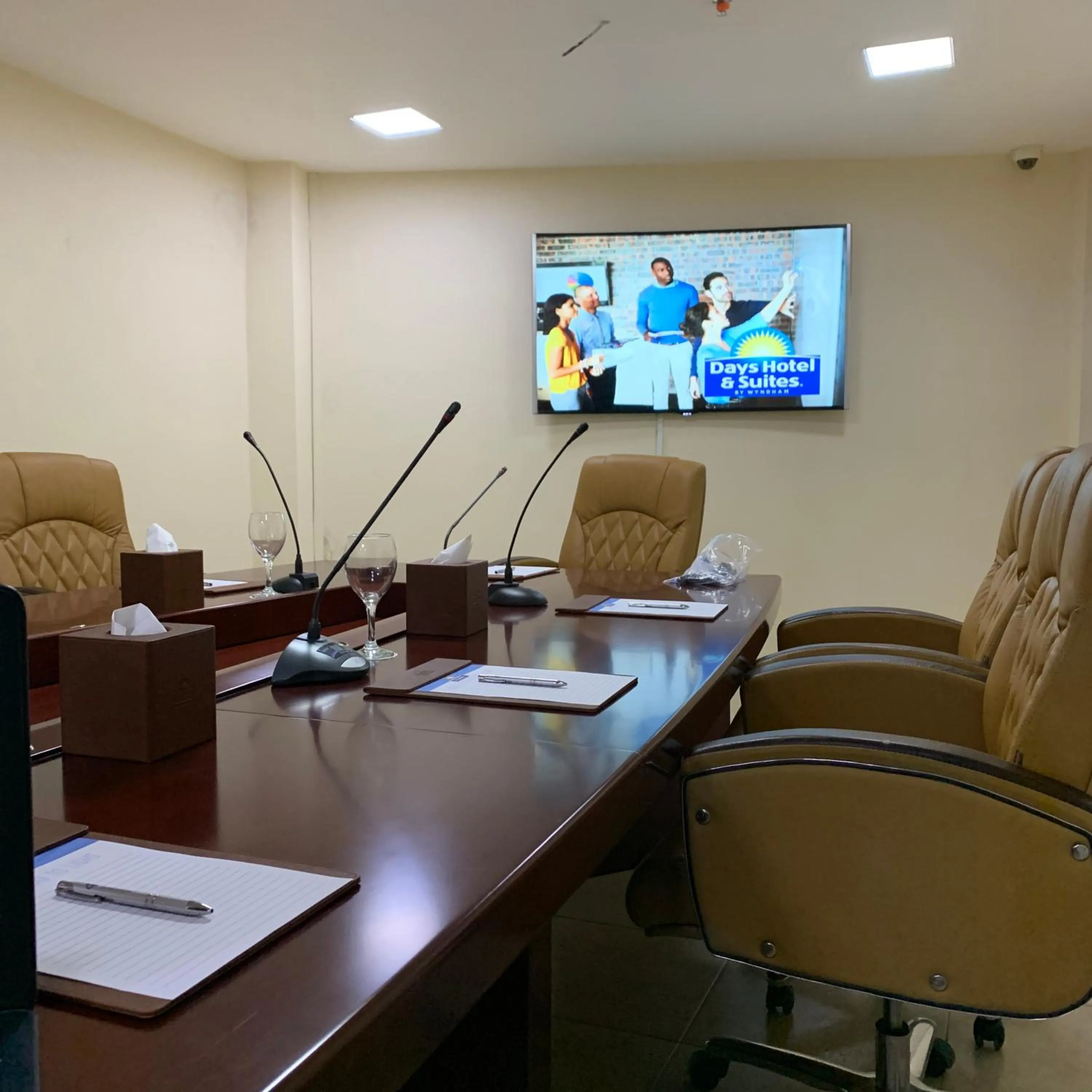 Business facilities, TV/Entertainment Center in Days Hotel & Suites by Wyndham Dakar