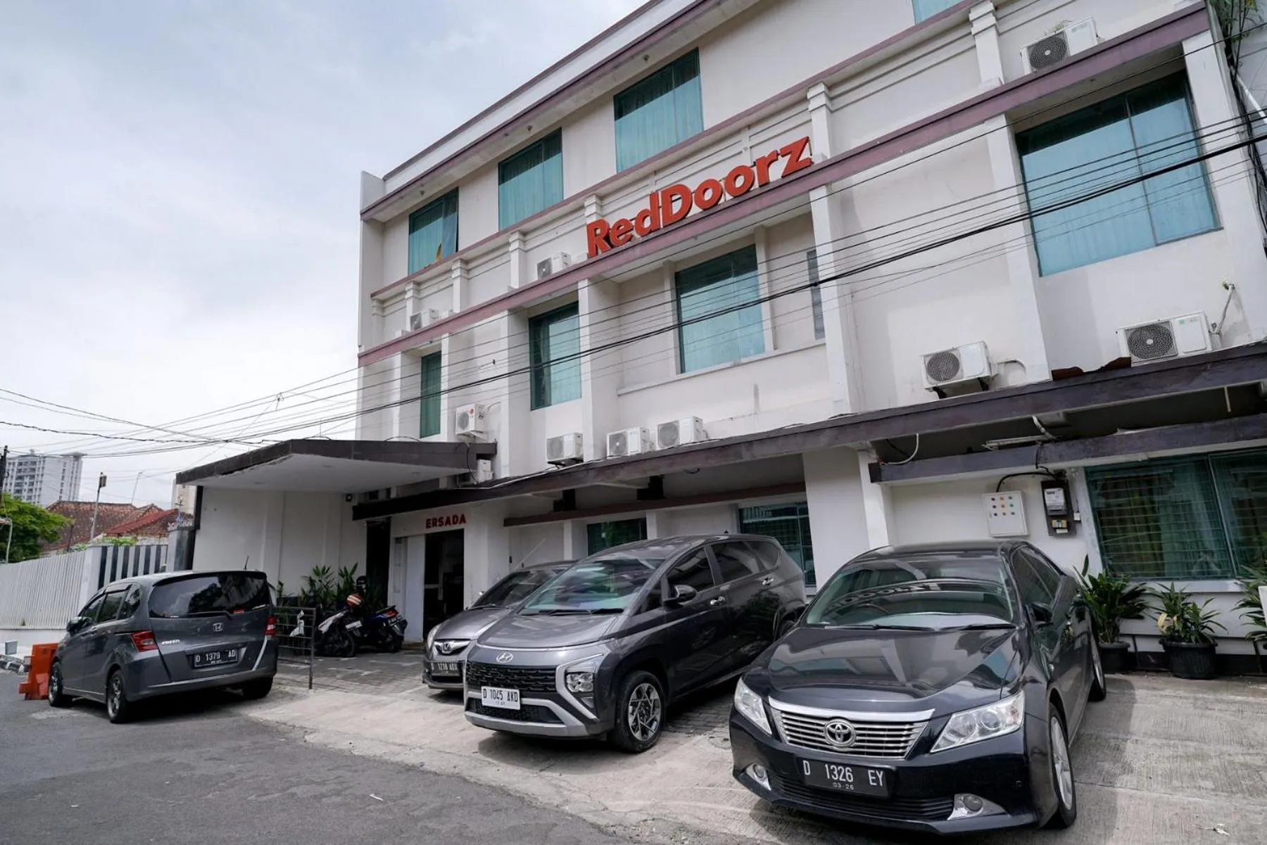 Property building in RedDoorz Near Braga Street
