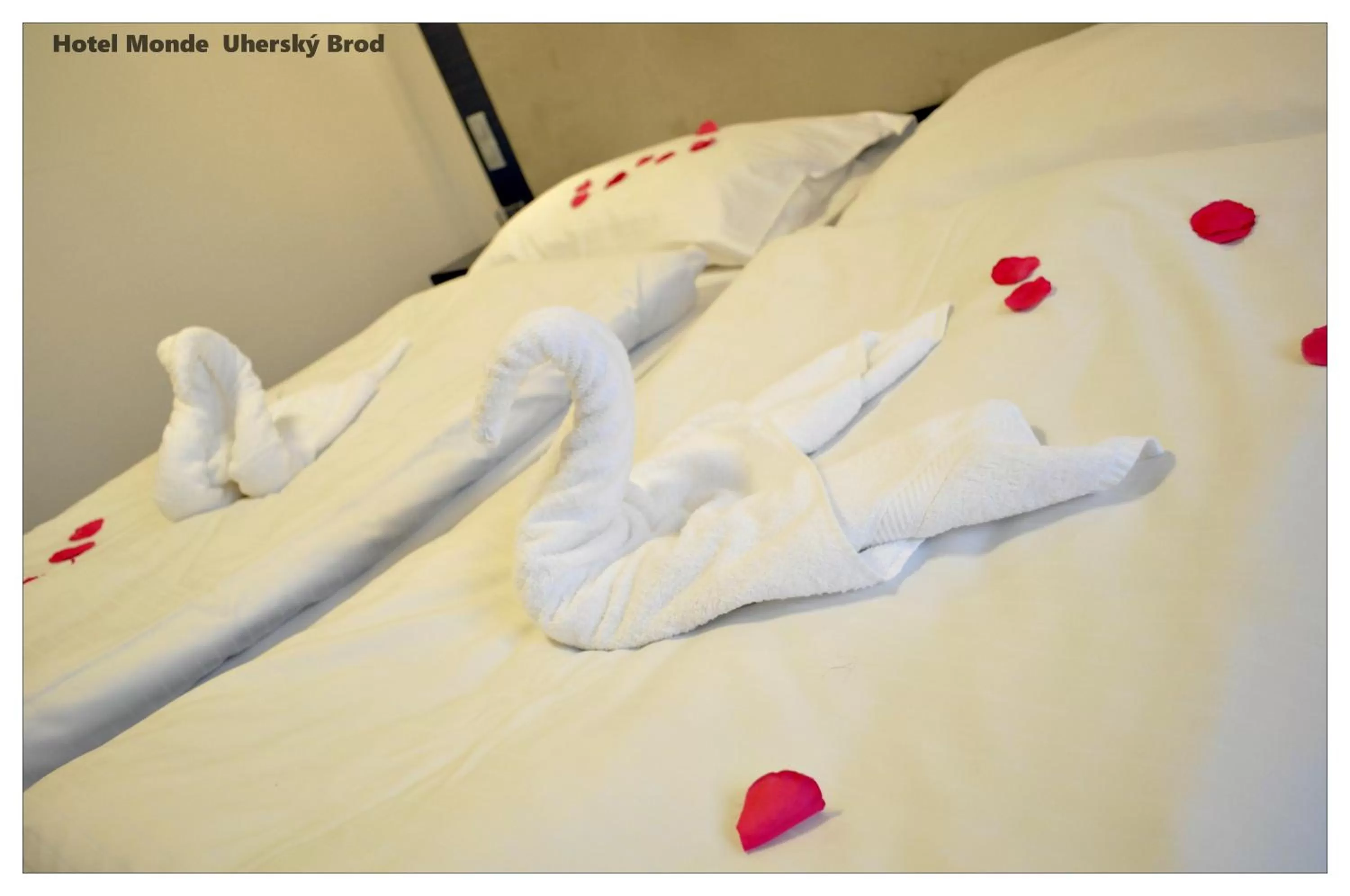 Bedroom, Bed in Hotel Monde