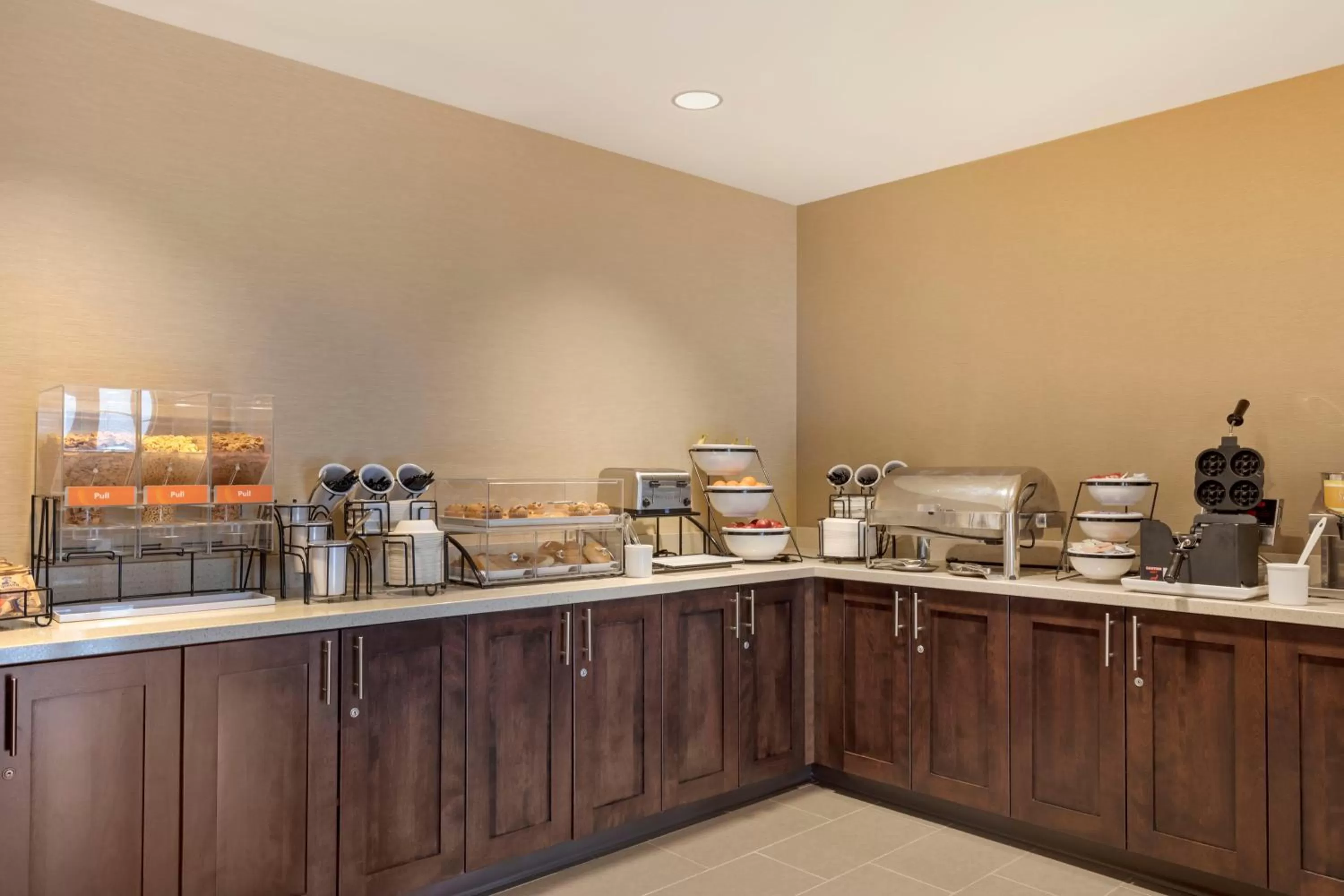 Buffet breakfast in Comfort Inn & Suites Schenectady - Scotia