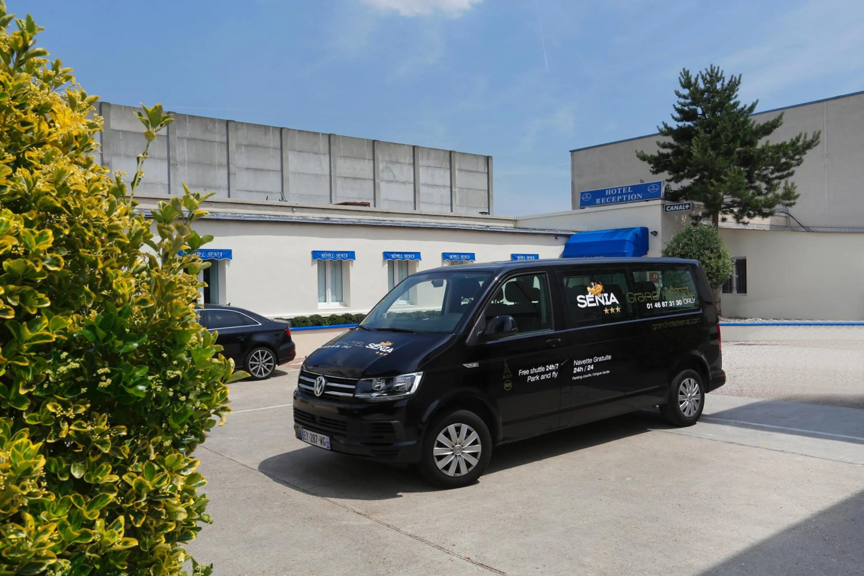 Facade/entrance in Grand Hotel Sénia - Paris Orly Airport