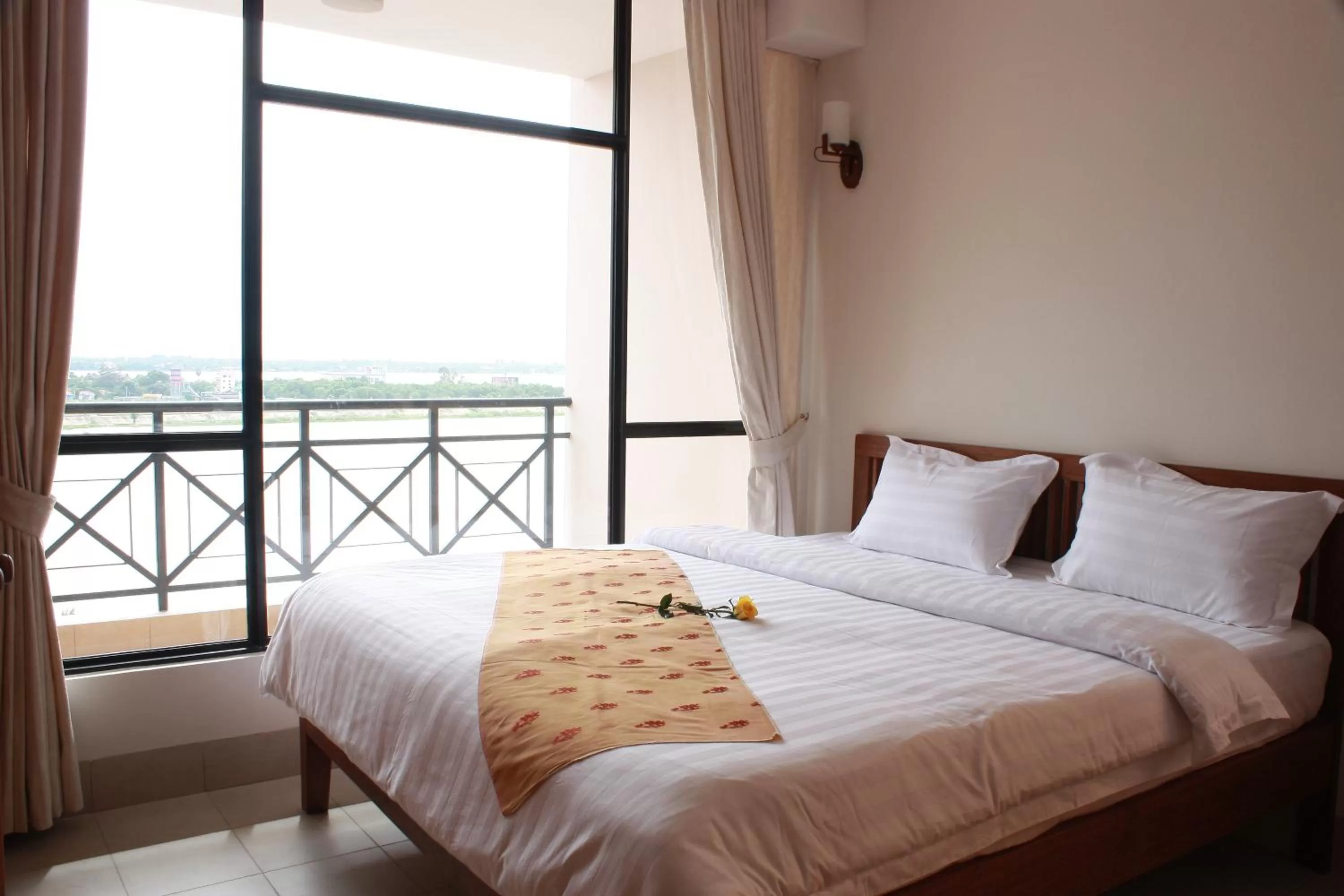 Bed in Lux Riverside Hotel & Apartment