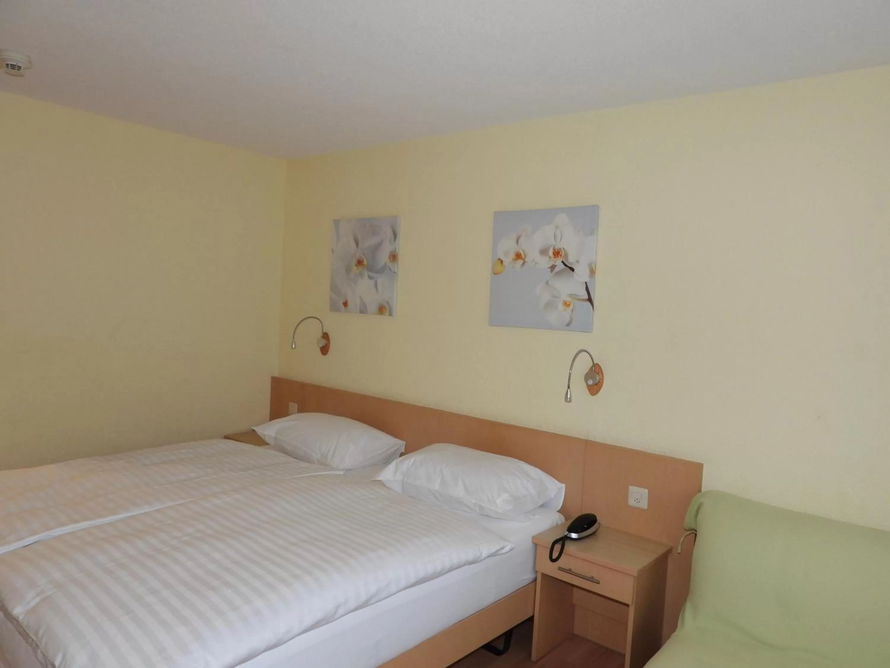 Bed in Hotel Sherlock Holmes & Khana Restaurant "nur 200 m zur Gondelbahn Hasliberg"