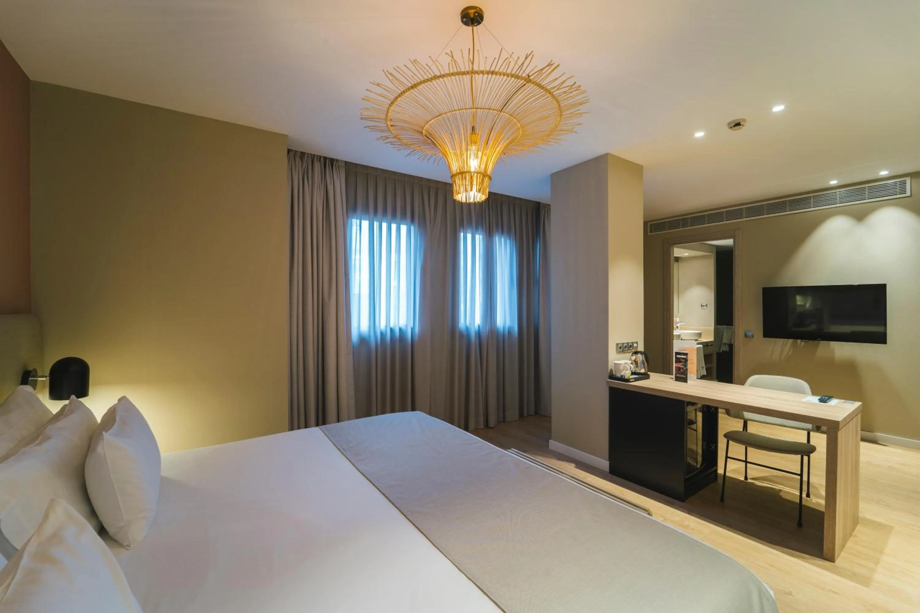 Photo of the whole room, Bed in Barceló Oviedo Cervantes