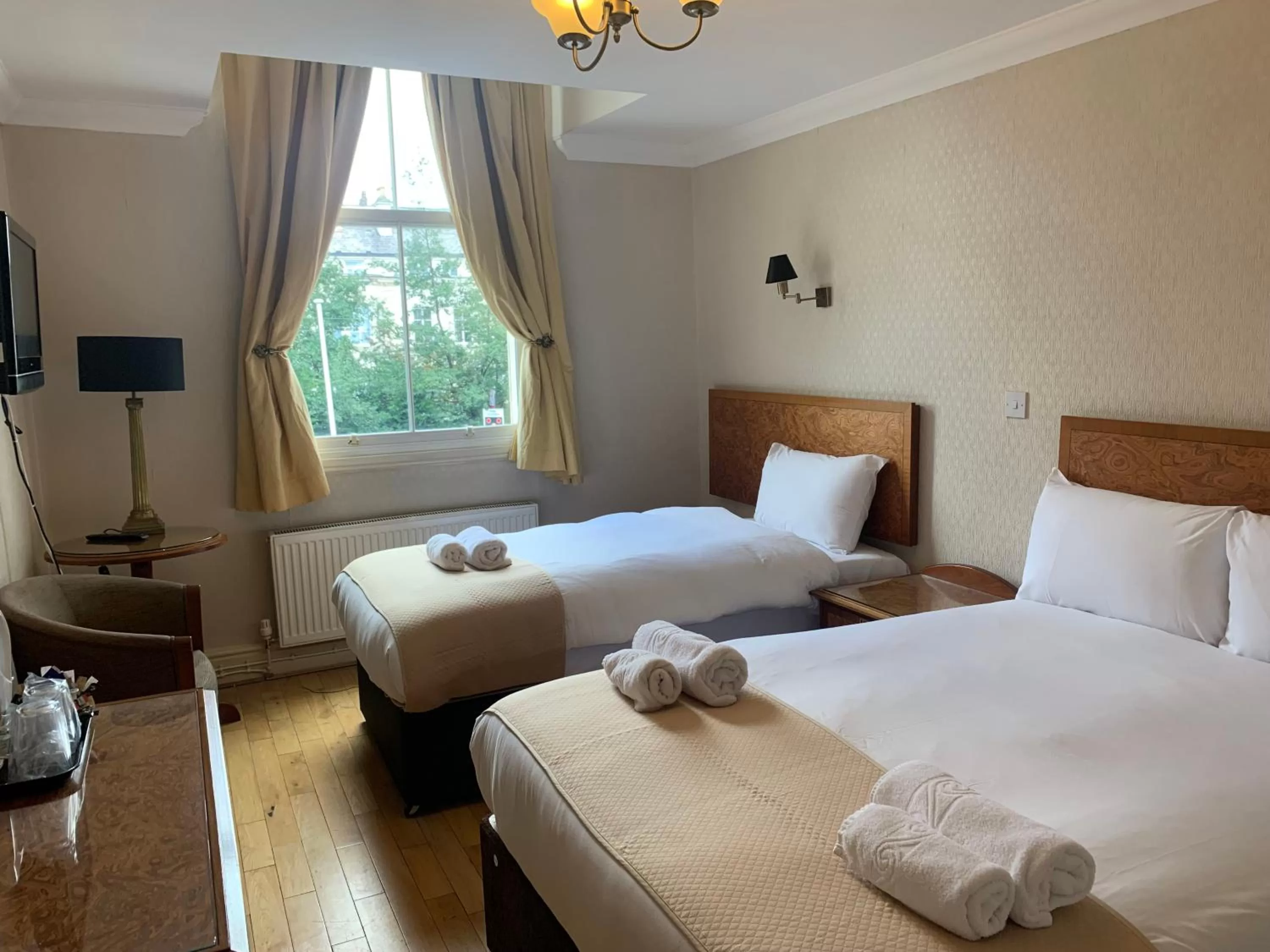 Bedroom, Bed in Beech Mount Hotel - Free Parking