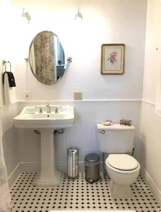 Toilet in Heber Senator Bed and Breakfast