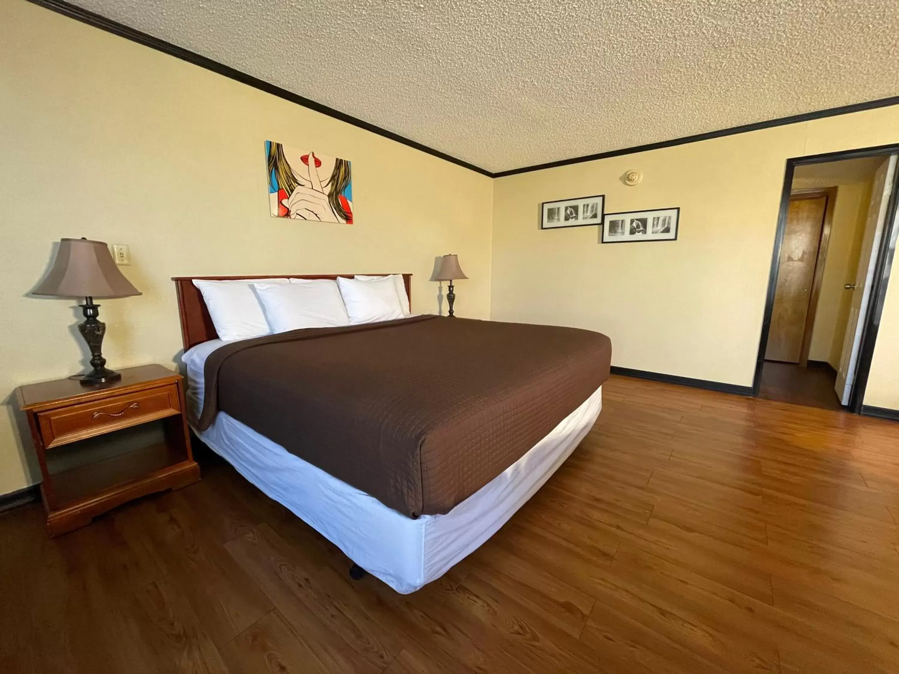 Non-Smoking King Suite in The Inn and Suites at 34 Fifty Non-Smoking King Suite in The Inn and Suites at 34 Fifty