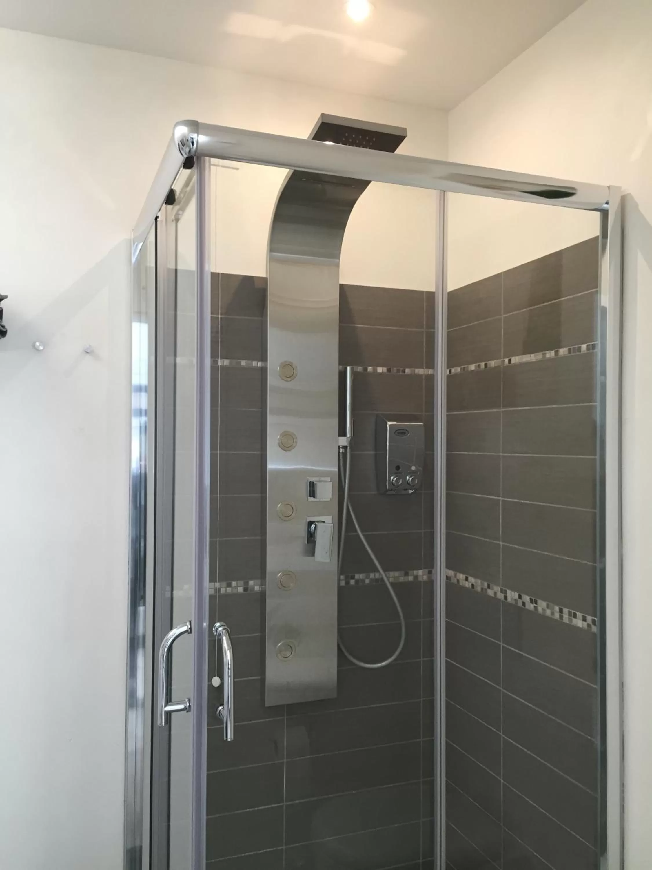 Shower, Bathroom in Flyingaway