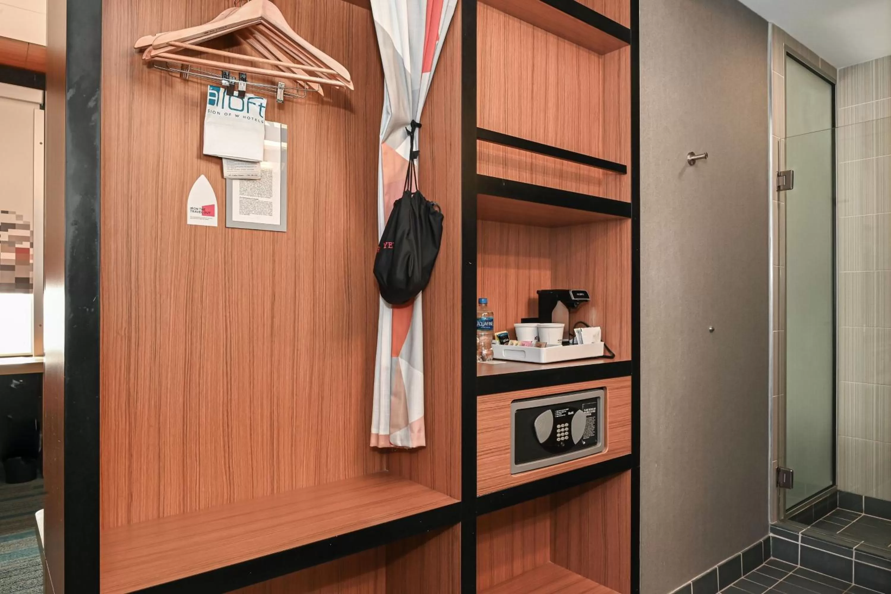 Photo of the whole room in Aloft Charlotte City Center