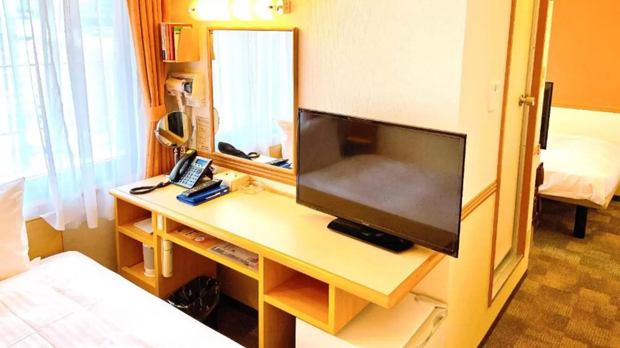 Standard Twin Room with a Shower & Bath Room between Beds - single occupancy - Smoking in Toyoko Inn Osaka Umeda Nakatsu No.1 Standard Twin Room with a Shower & Bath Room between Beds - single occupancy - Smoking in Toyoko Inn Osaka Umeda Nakatsu No.1