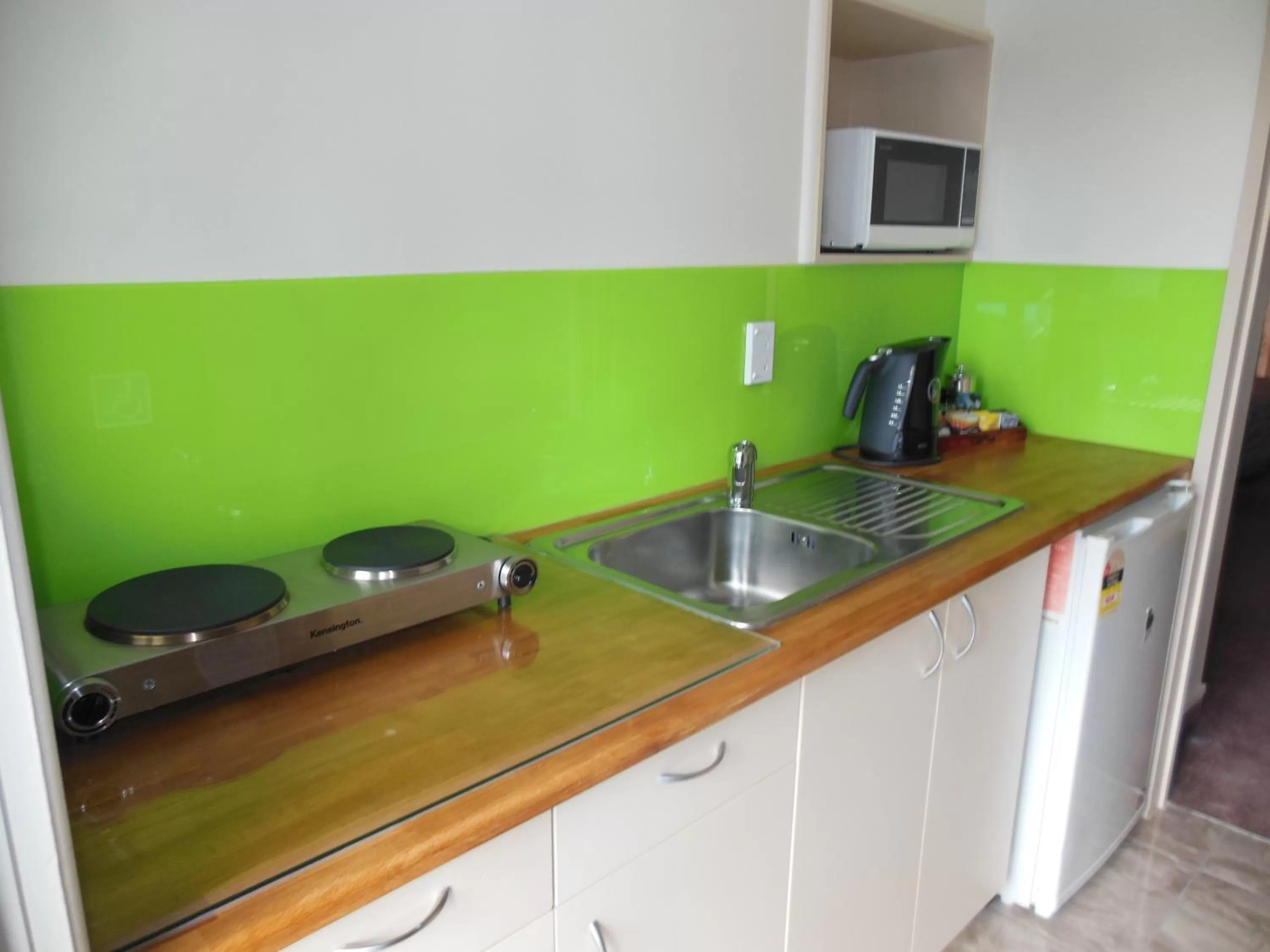 Kitchen or kitchenette in ASURE Camelot Arms Motor Lodge