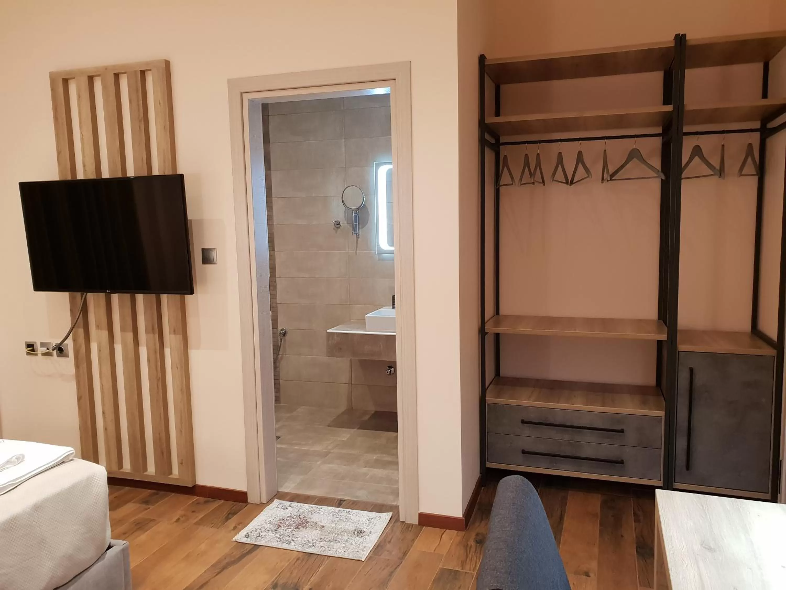 Photo of the whole room, Bed in Mondeus Inn Luxury