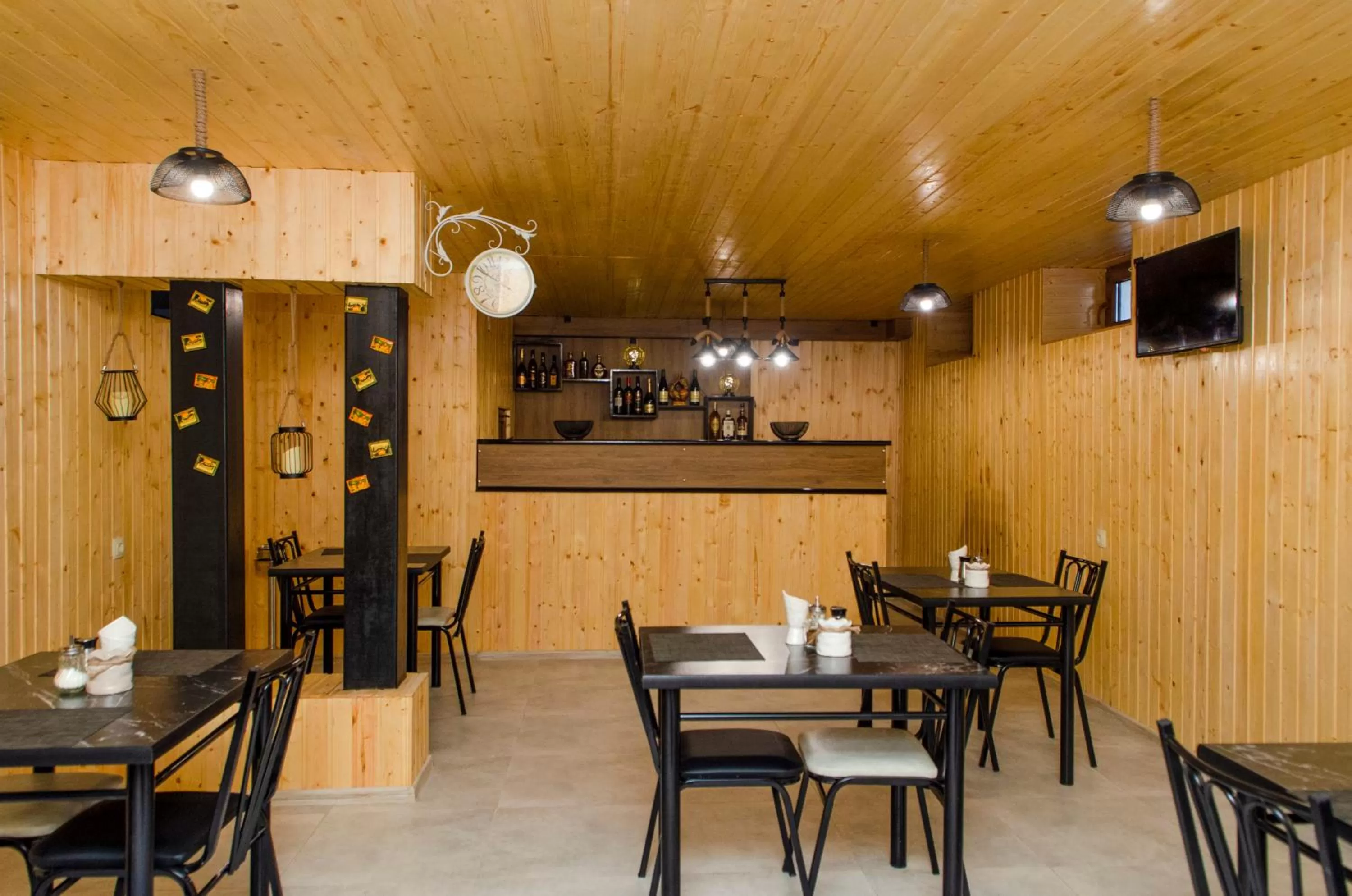 Communal lounge/ TV room, Restaurant/Places to Eat in Hotel S.R