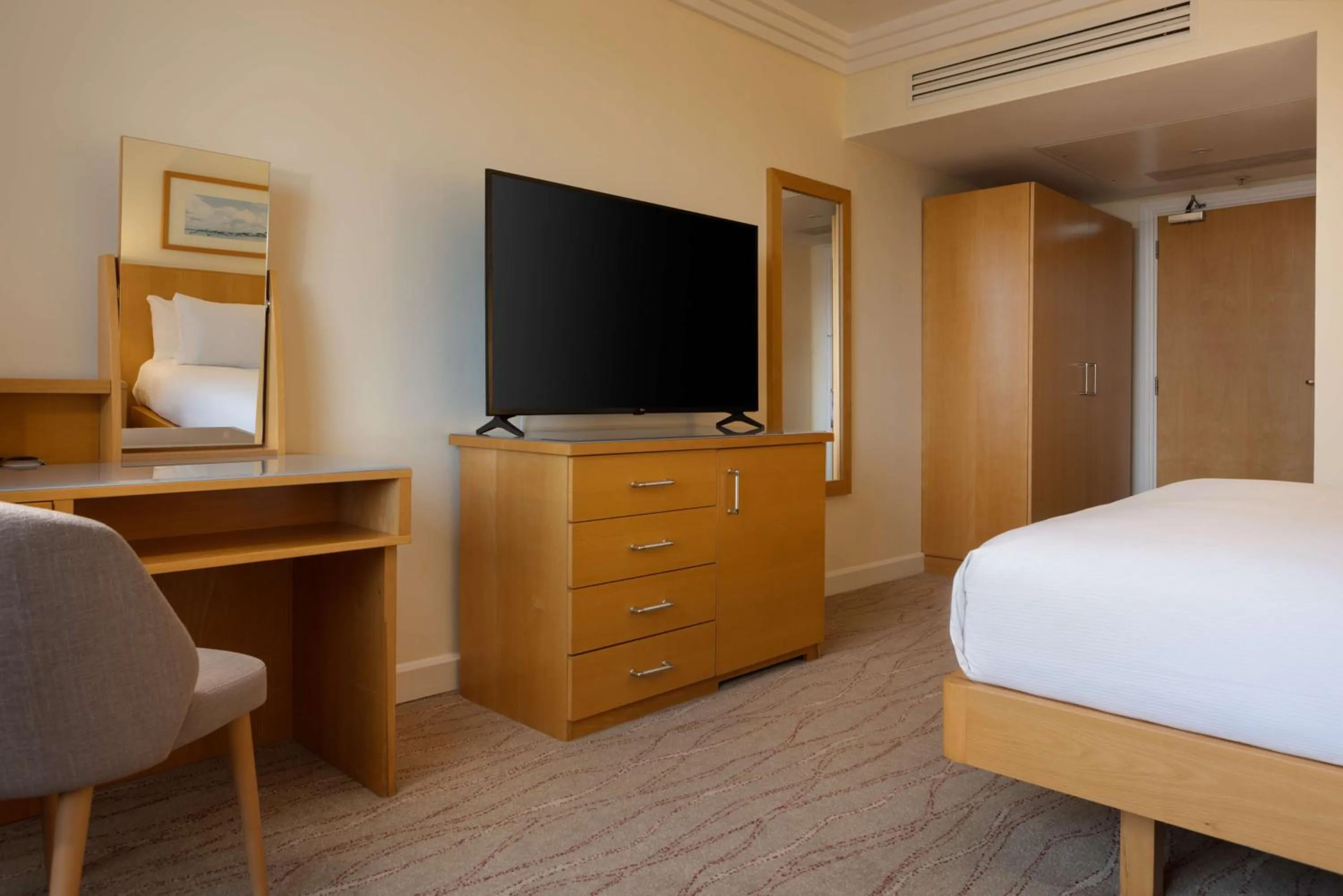 Bedroom, Bed in Hilton Dublin Airport