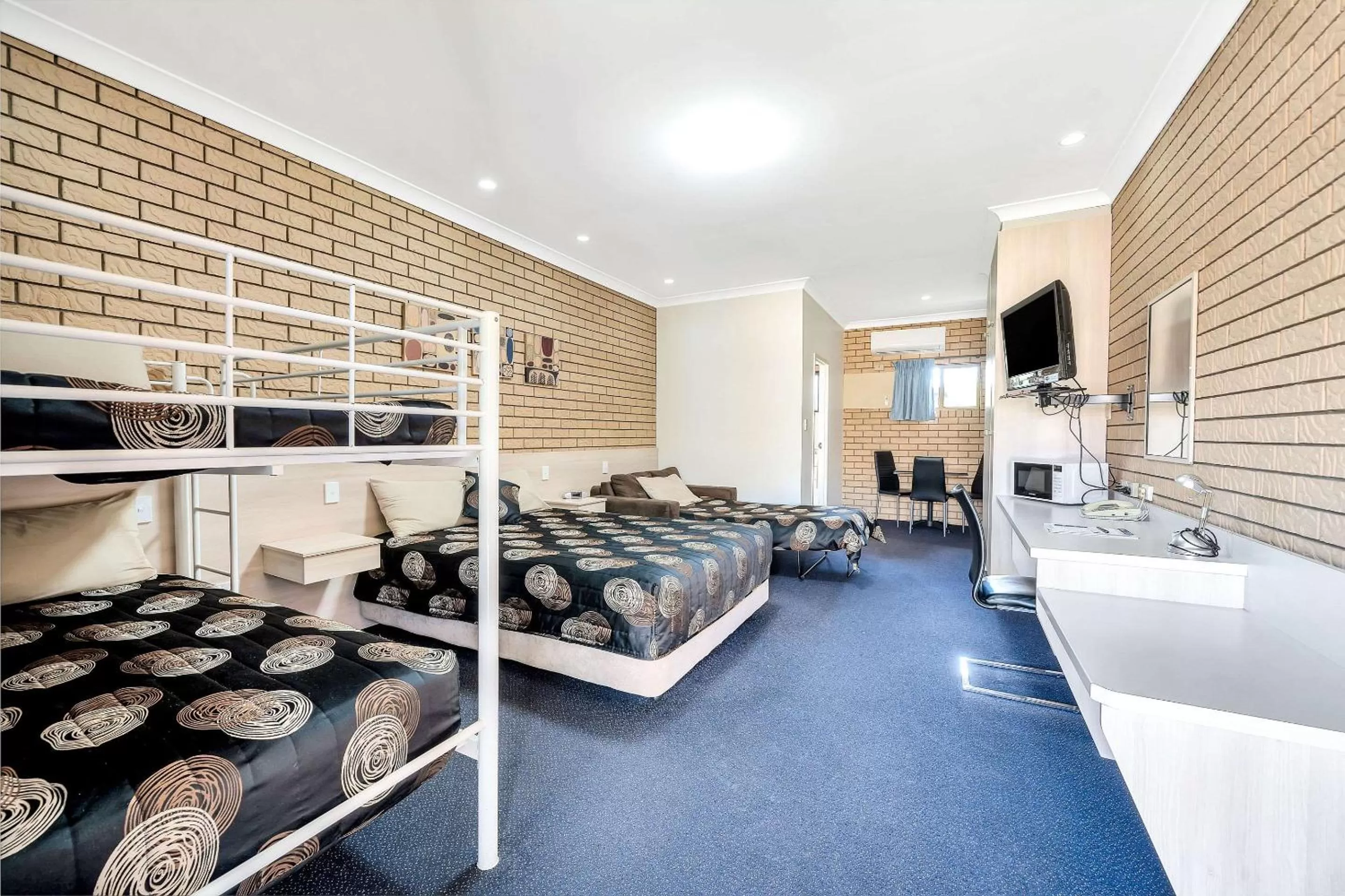 Photo of the whole room, Bed in Comfort Inn Warwick