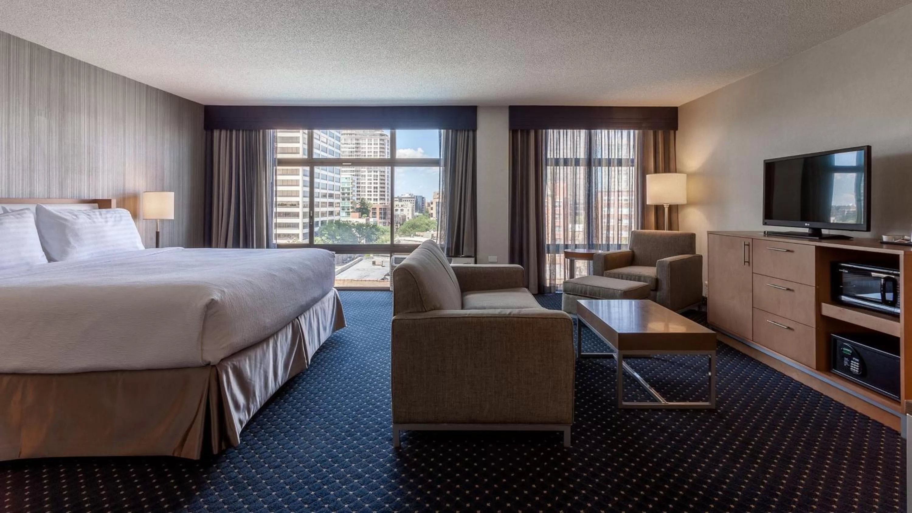 Photo of the whole room, Bed in Holiday Inn Chicago North-Evanston by IHG