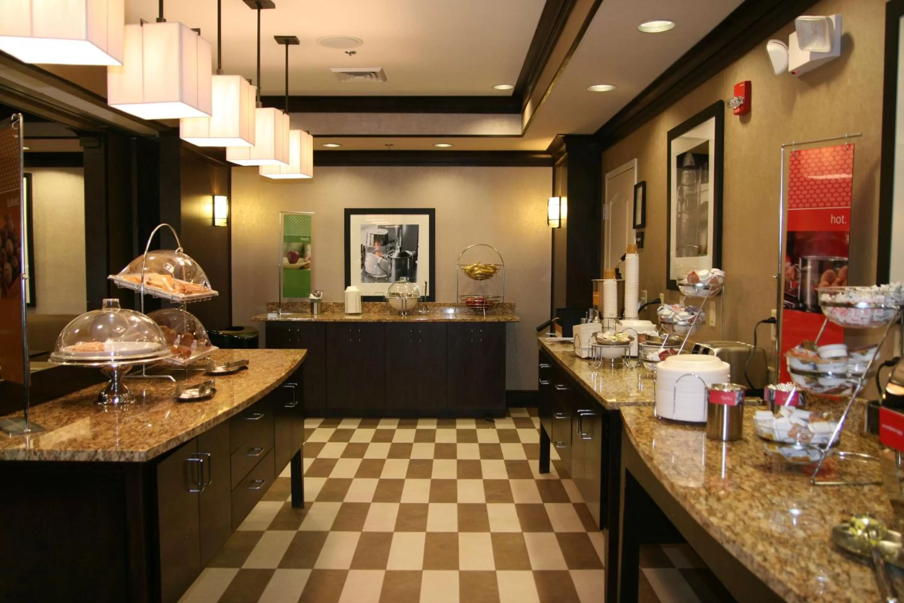 Dining area in Hampton Inn New Albany