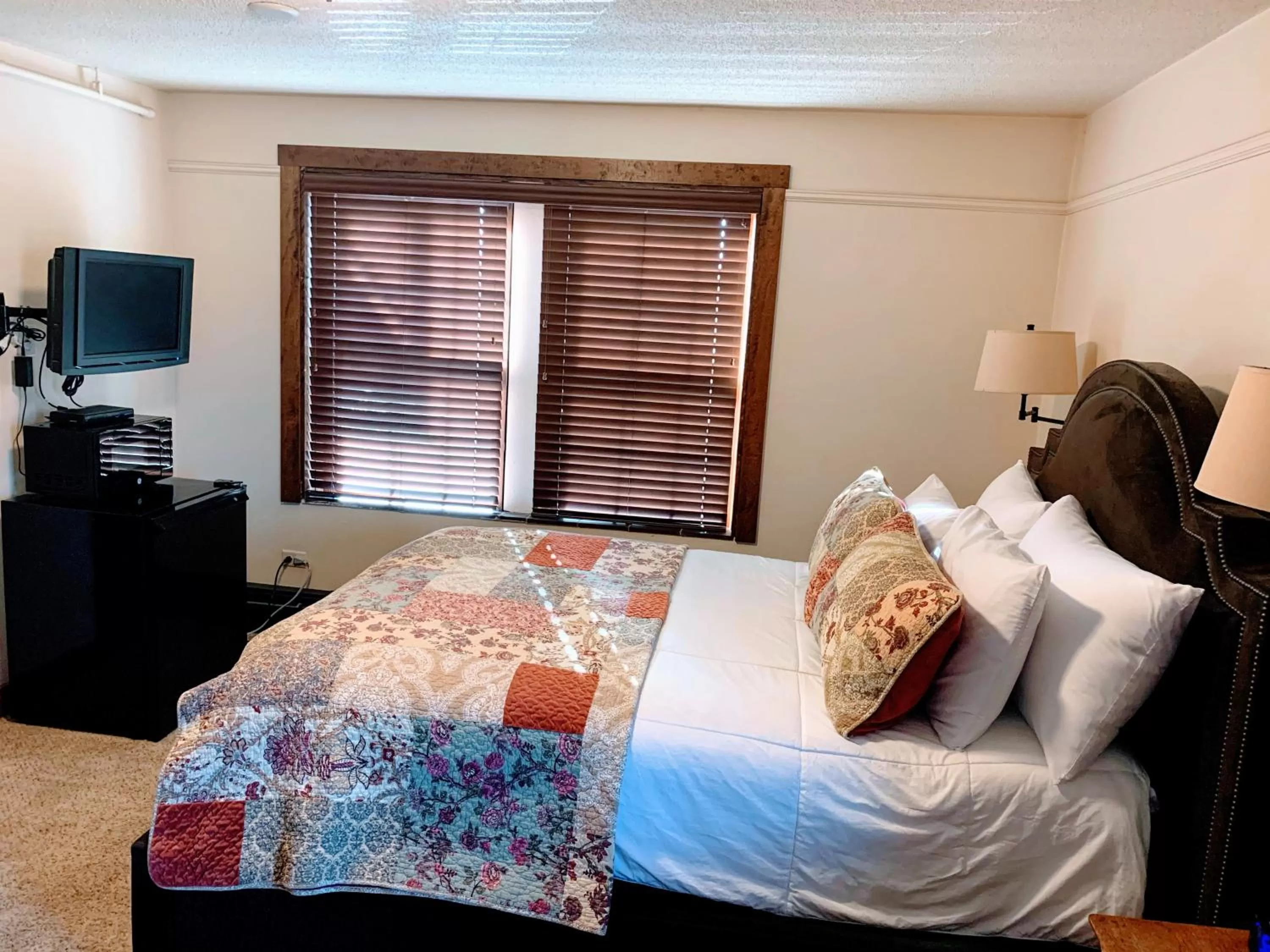 Bed in Iowa House Historic Inn