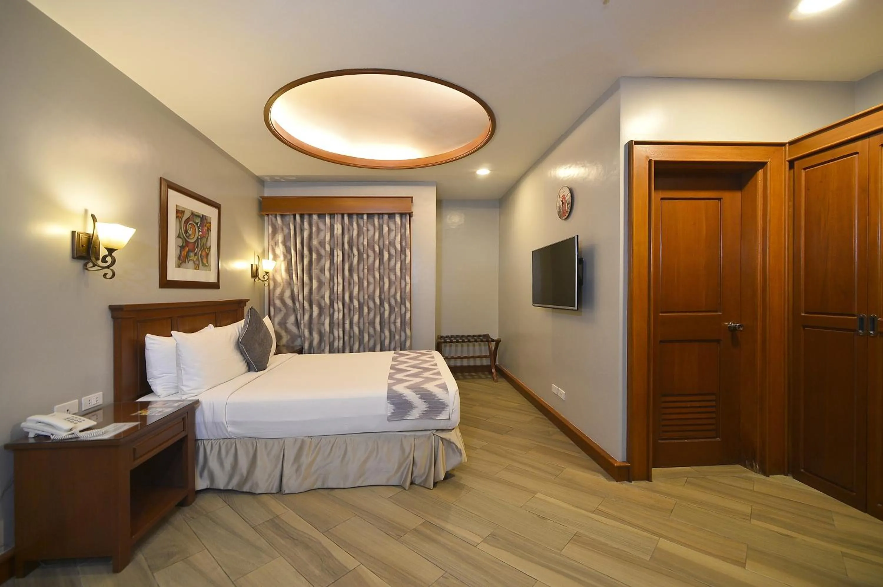 Bed in Paragon Hotel and Suites