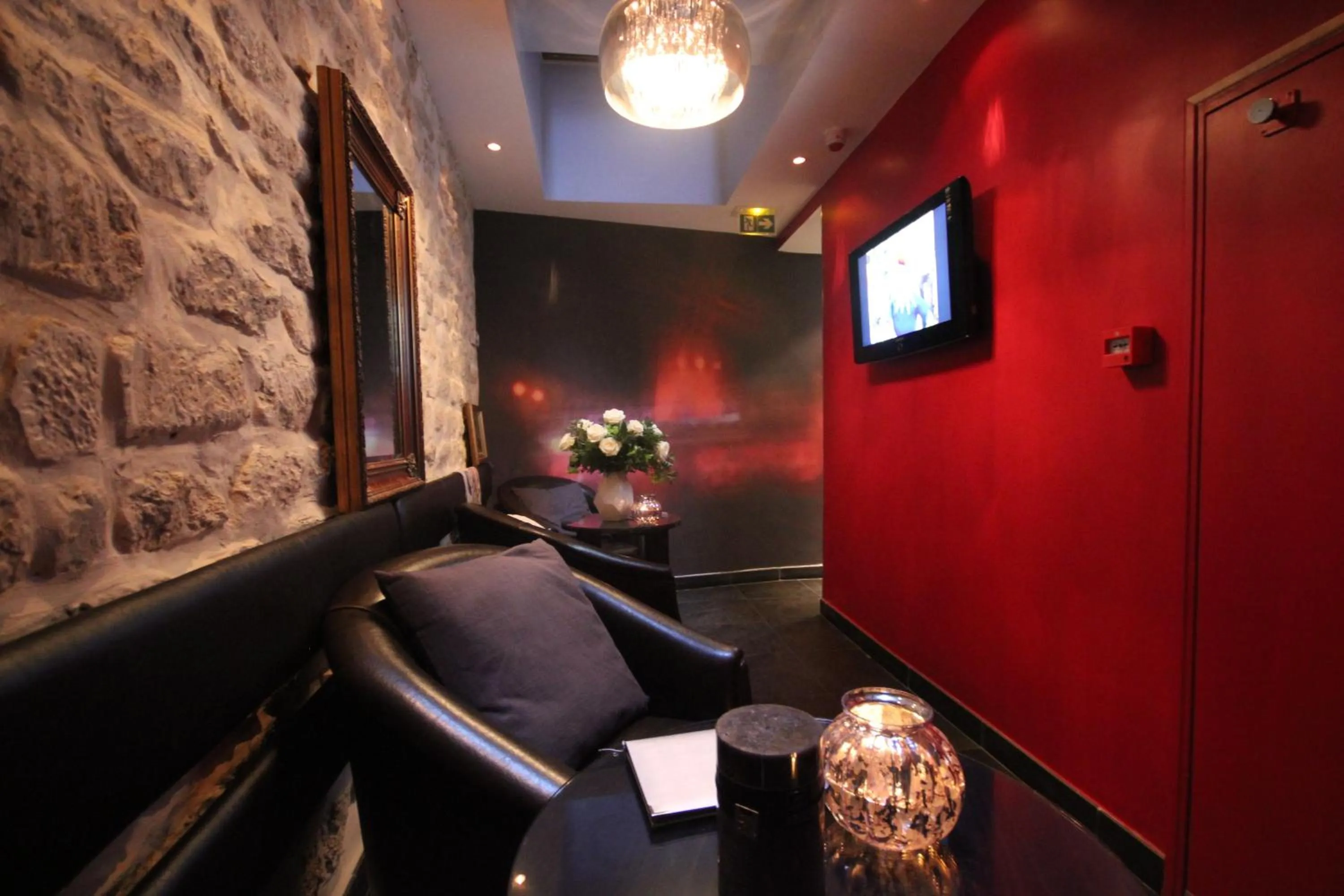 TV and multimedia in Hôtel Lumières Montmartre Paris