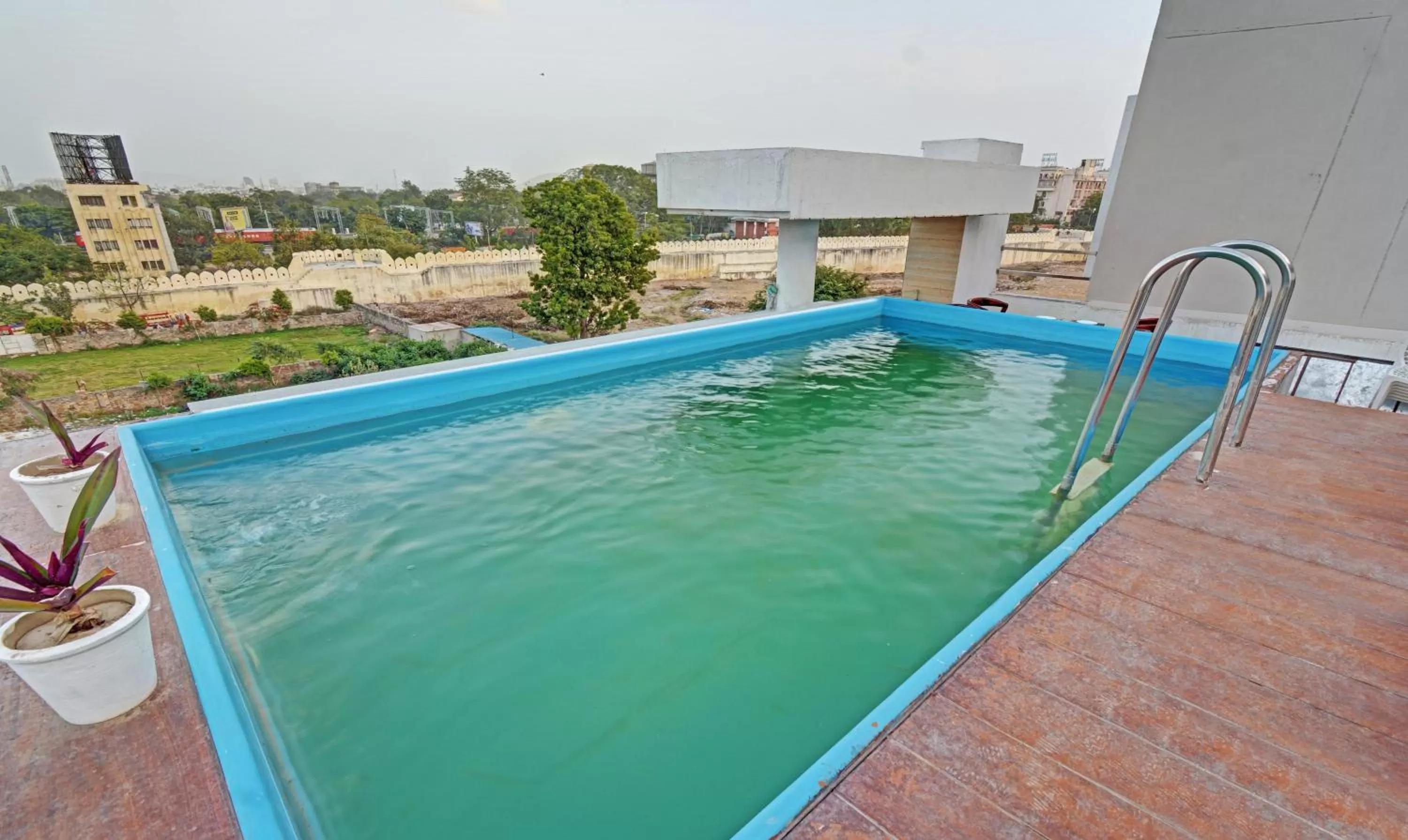 Swimming pool in Tripli Hotels Le Shelton
