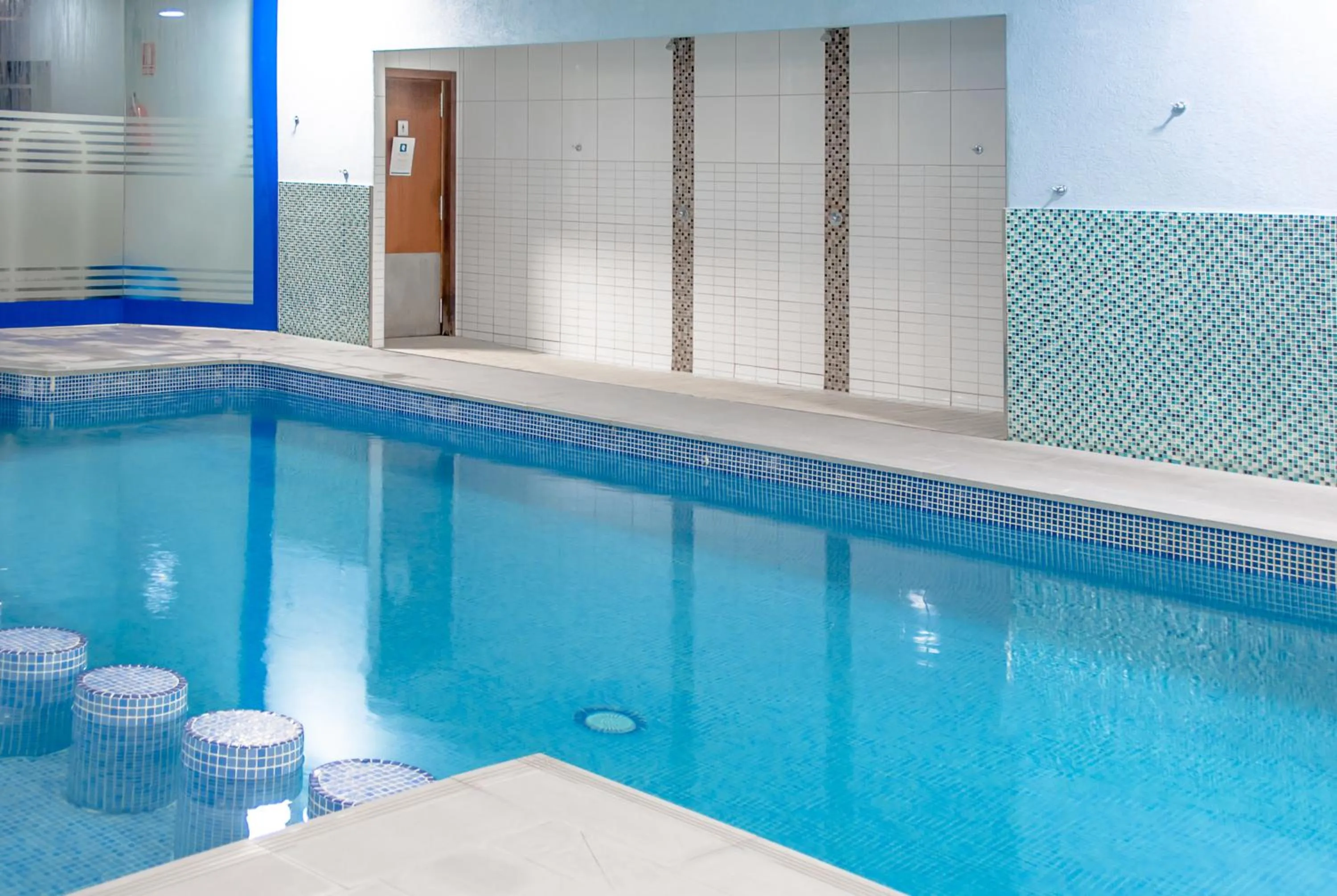 Swimming pool in Ona Ogisaka Garden