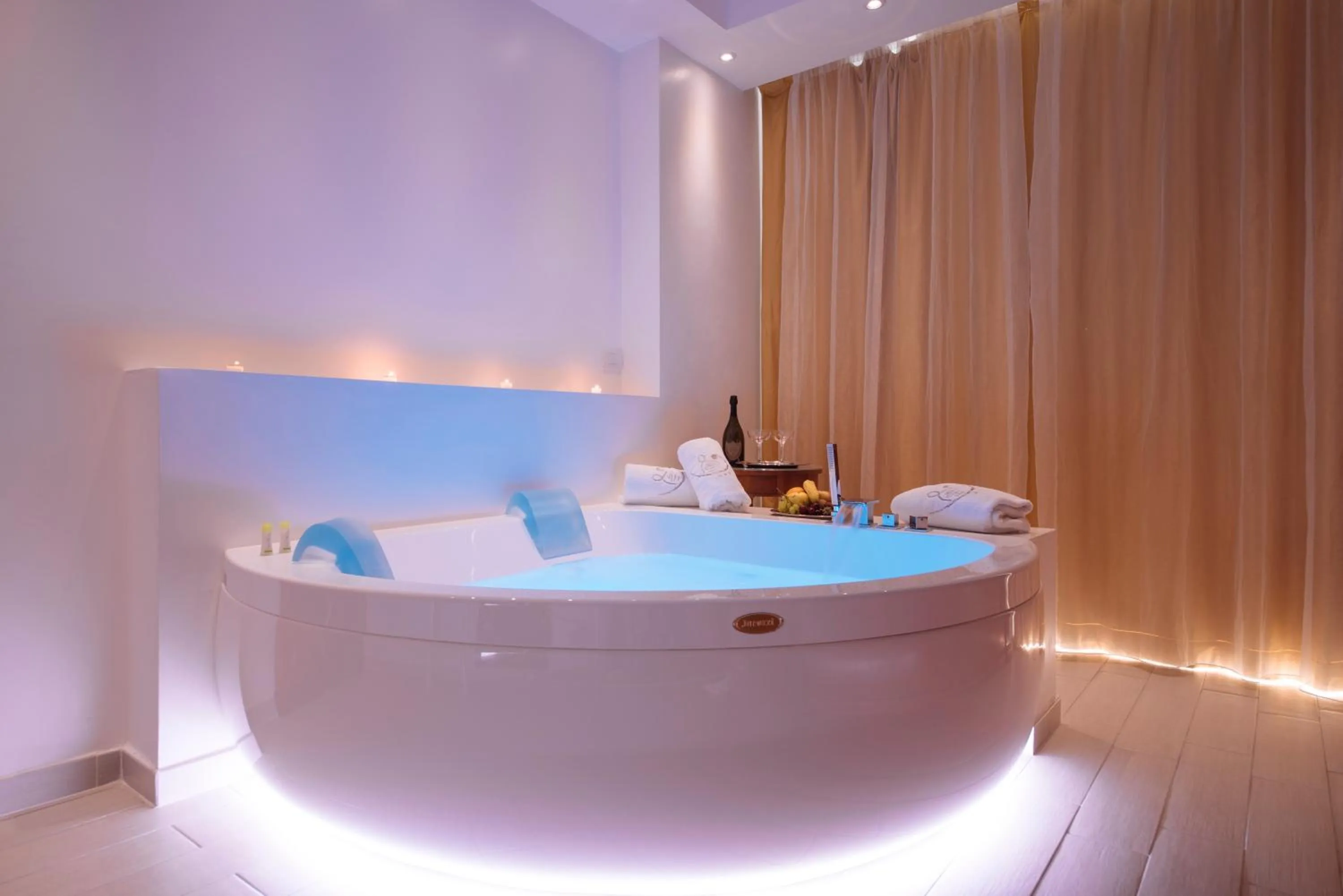 Hot Tub, Bed in Ludwig Boutique Hotel & Spa