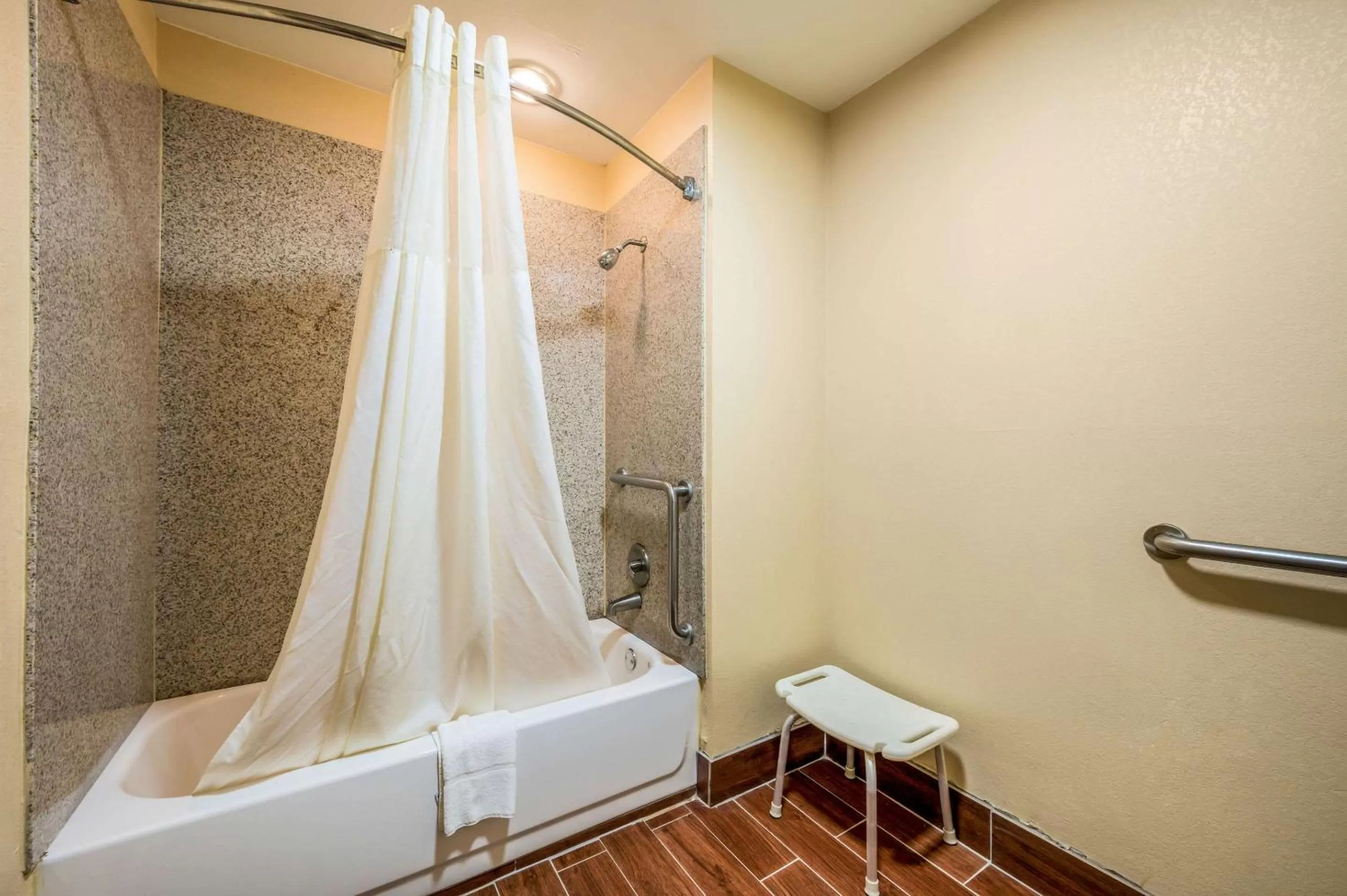 Queen Room - Accessible/Non-Smoking in Quality Inn Cullman I-65 Exit 310