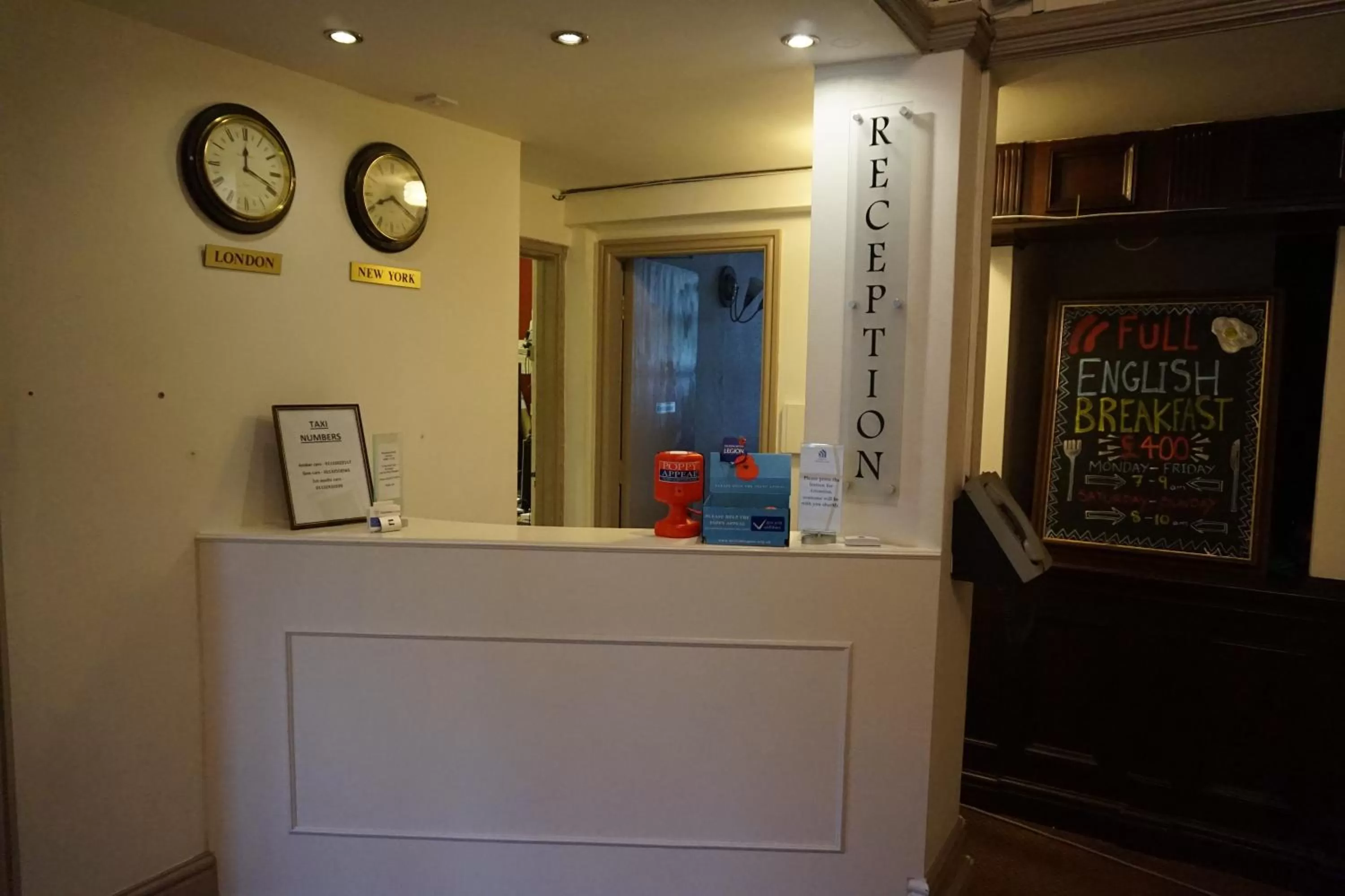 Lobby or reception in The Boundary Hotel - B&B