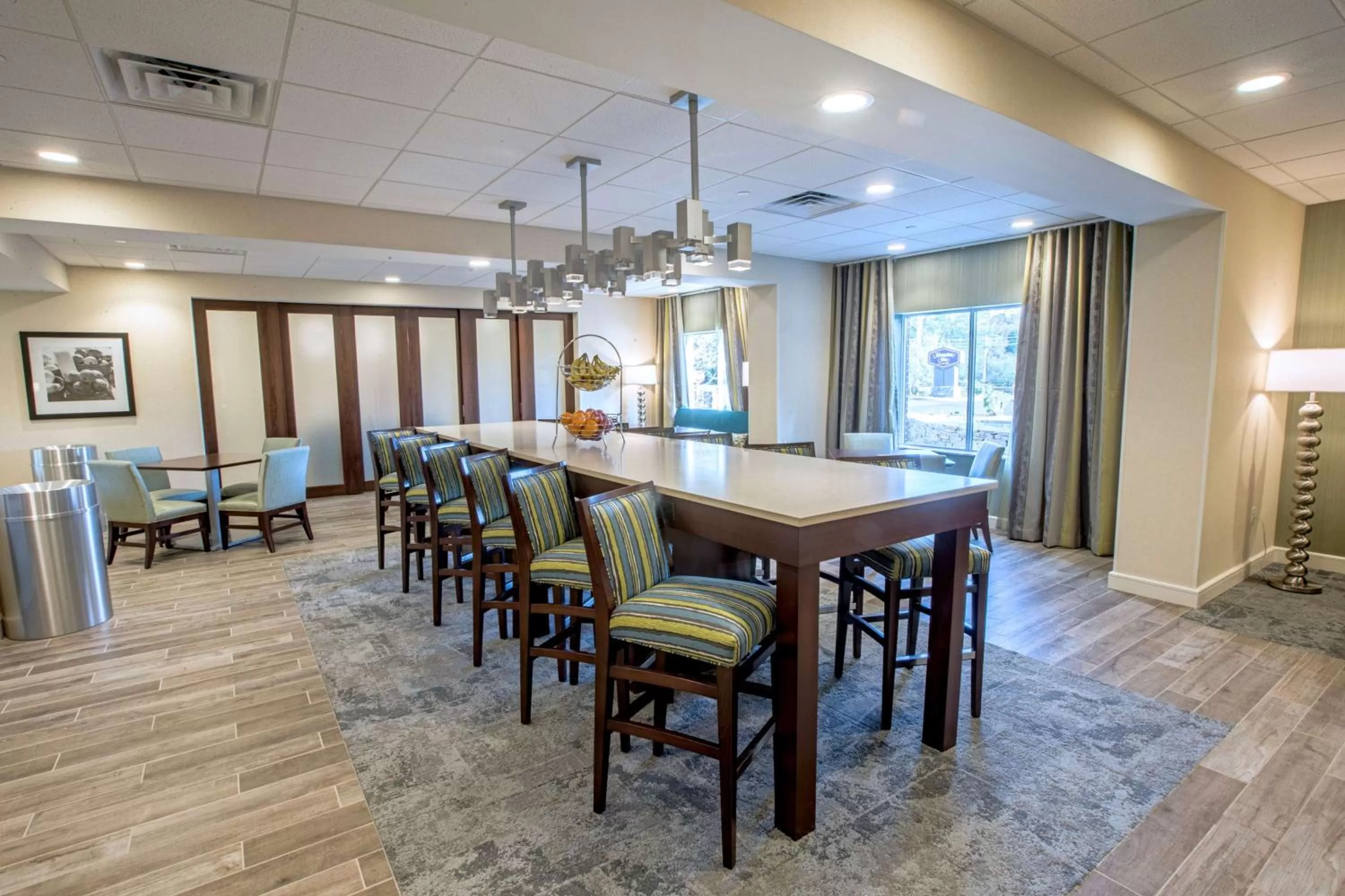 Restaurant/places to eat in Hampton Inn by Hilton Amesbury, MA