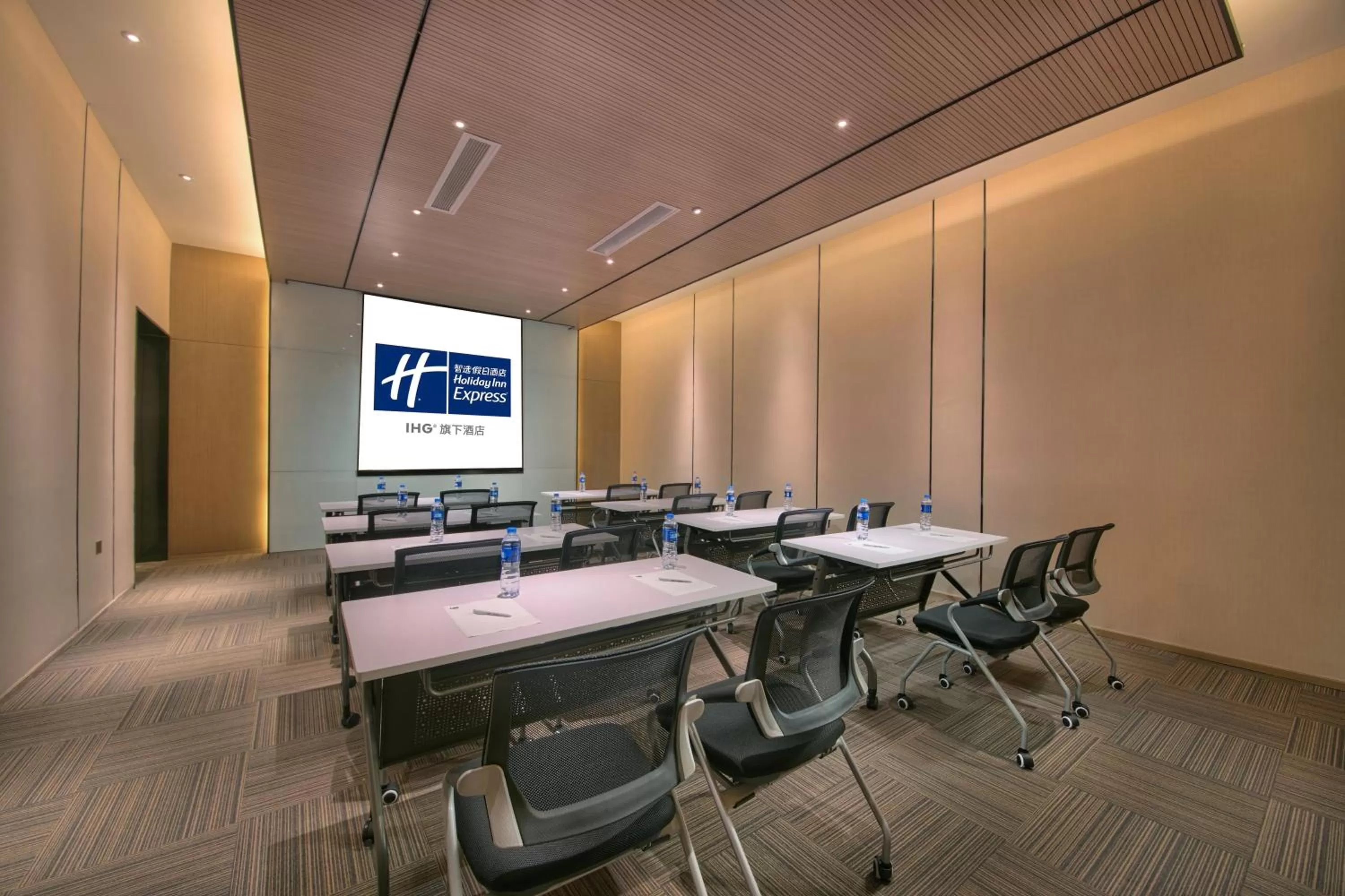 Meeting/conference room in Holiday Inn Express Hangzhou East Station by IHG