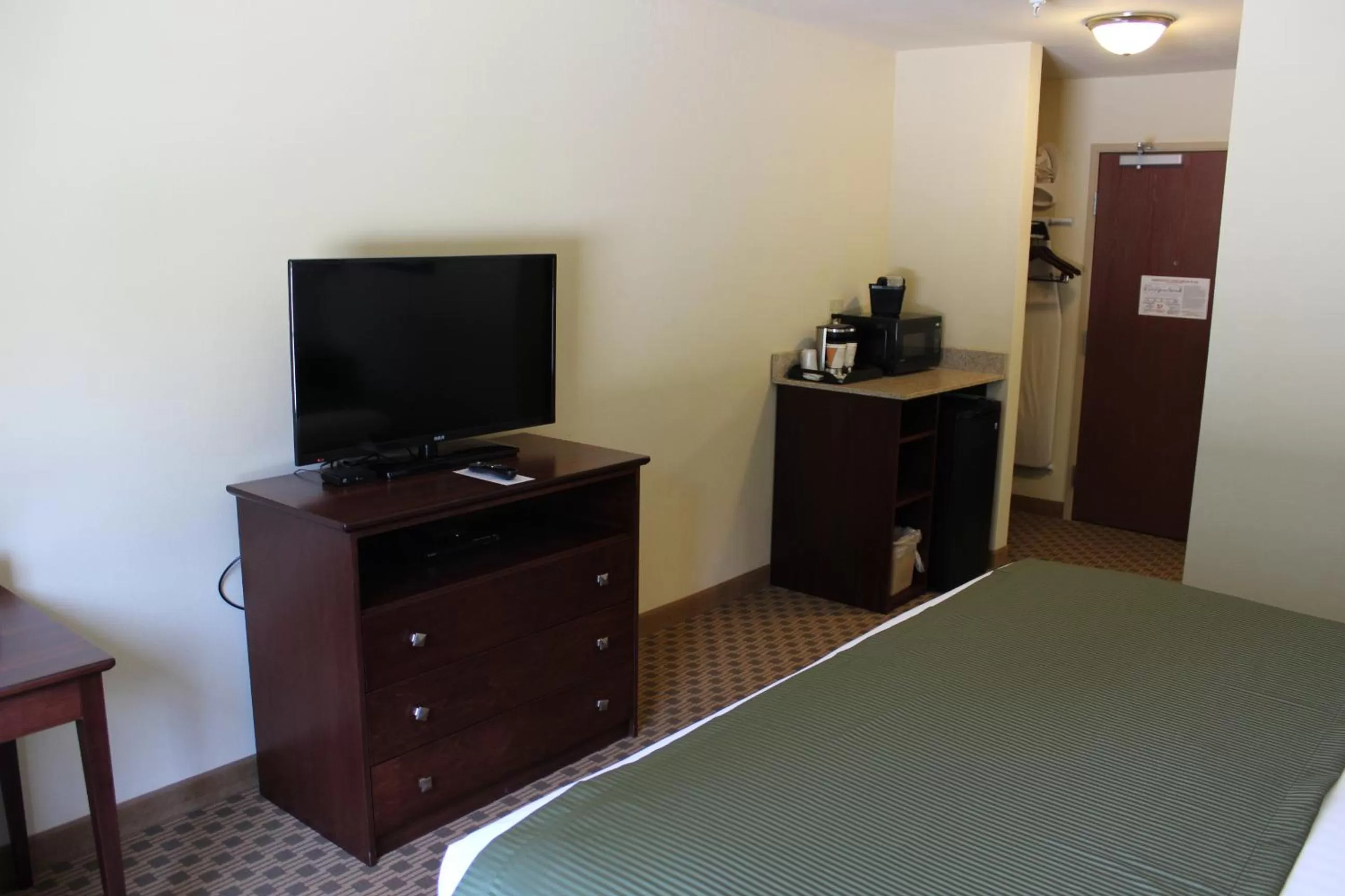TV and multimedia, Bed in Cobblestone Inn & Suites - Rugby
