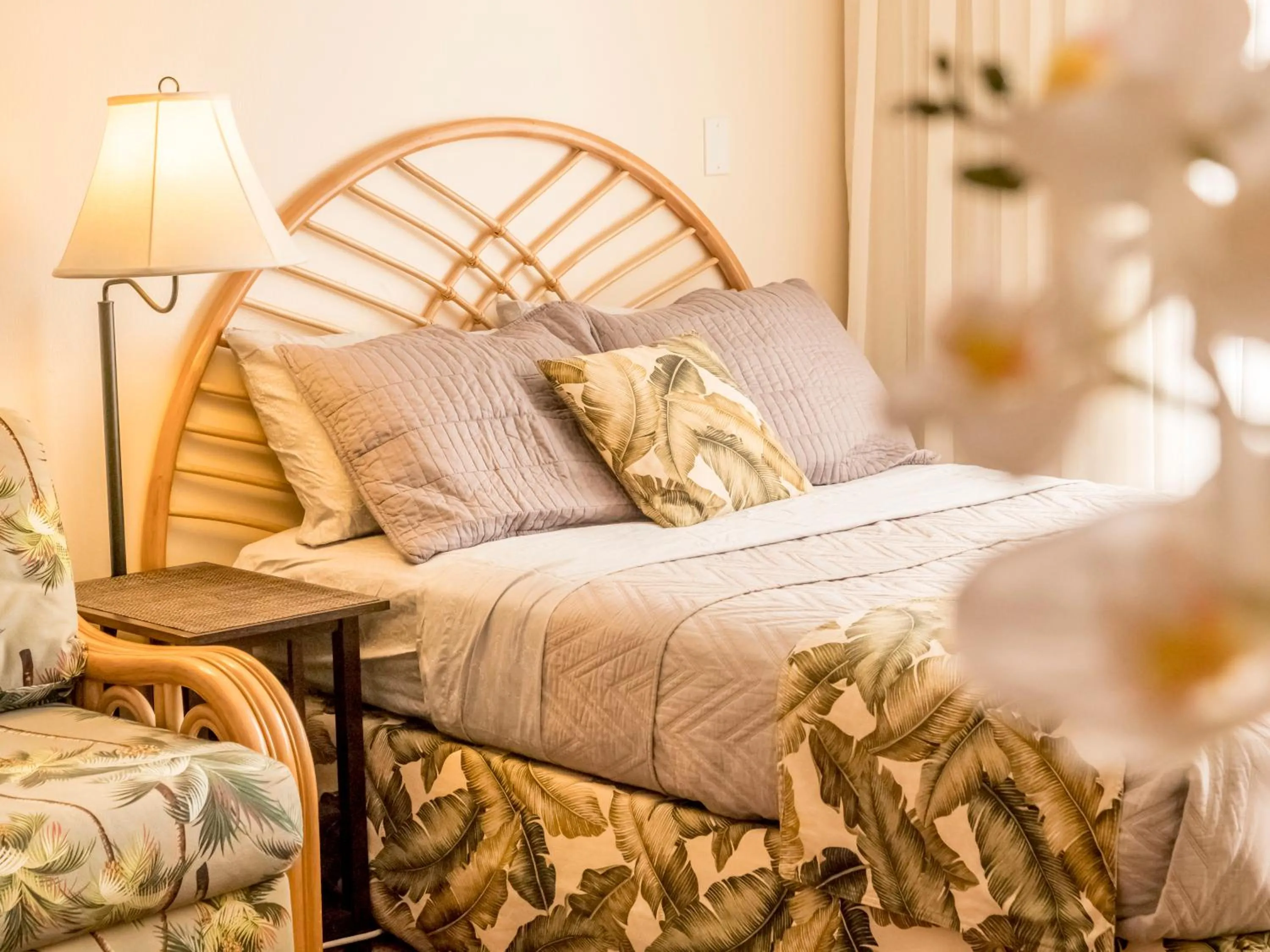 Tropical Studios at Marine Surf Waikiki - FREE PARKING - BEST LOCATION - FULL KITCHEN - SWIMMING POOL