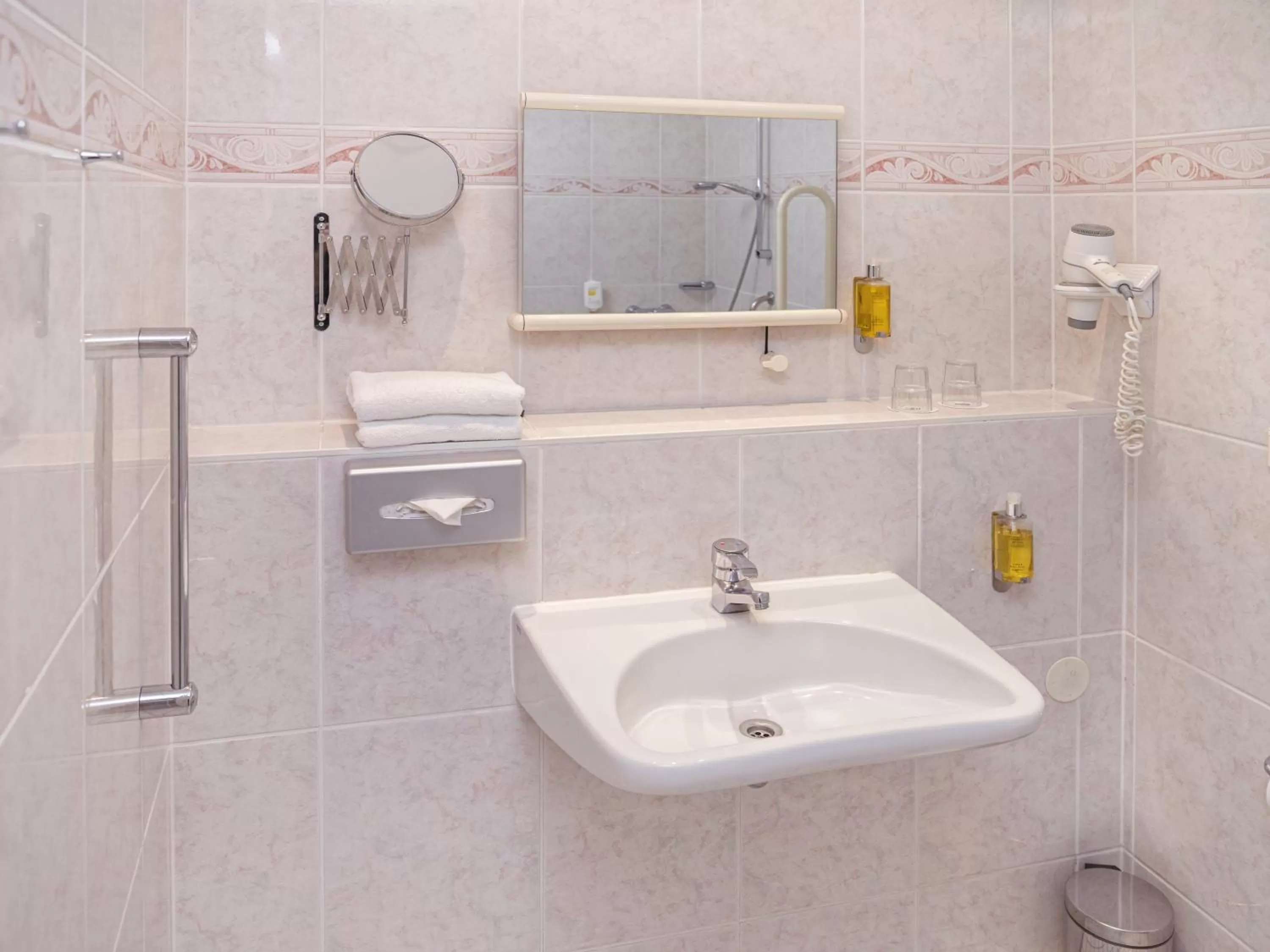 Bathroom in Hotel am Schloß Köpenick by Golden Tulip