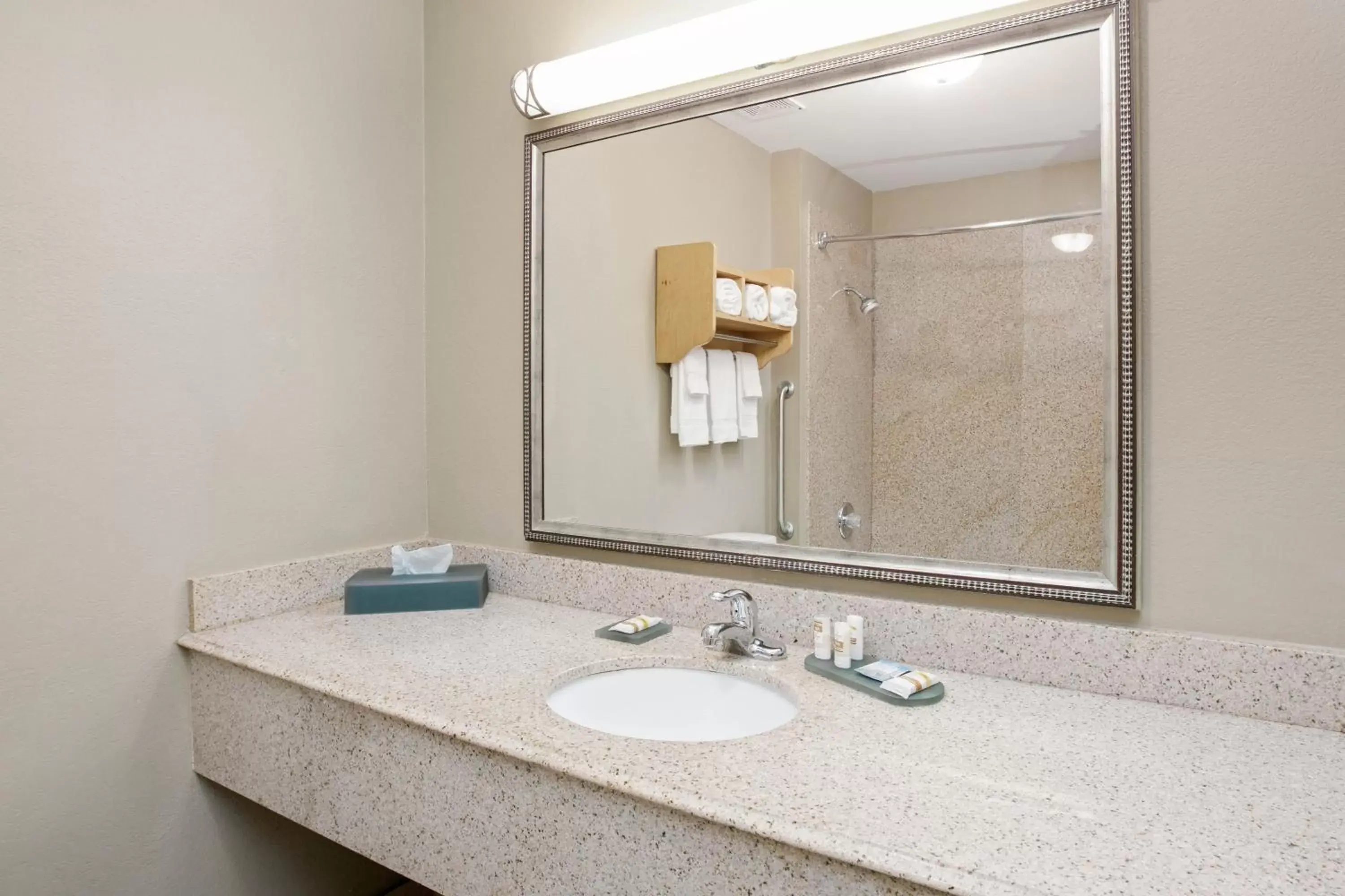 Queen Room with Two Queen Beds and Bath Tub - Mobility/Hearing Accessible - Non-Smoking in La Quinta Inn and Suites by Wyndham Paris Queen Room with Two Queen Beds and Bath Tub - Mobility/Hearing Accessible - Non-Smoking in La Quinta Inn and Suites by Wyndham Paris
