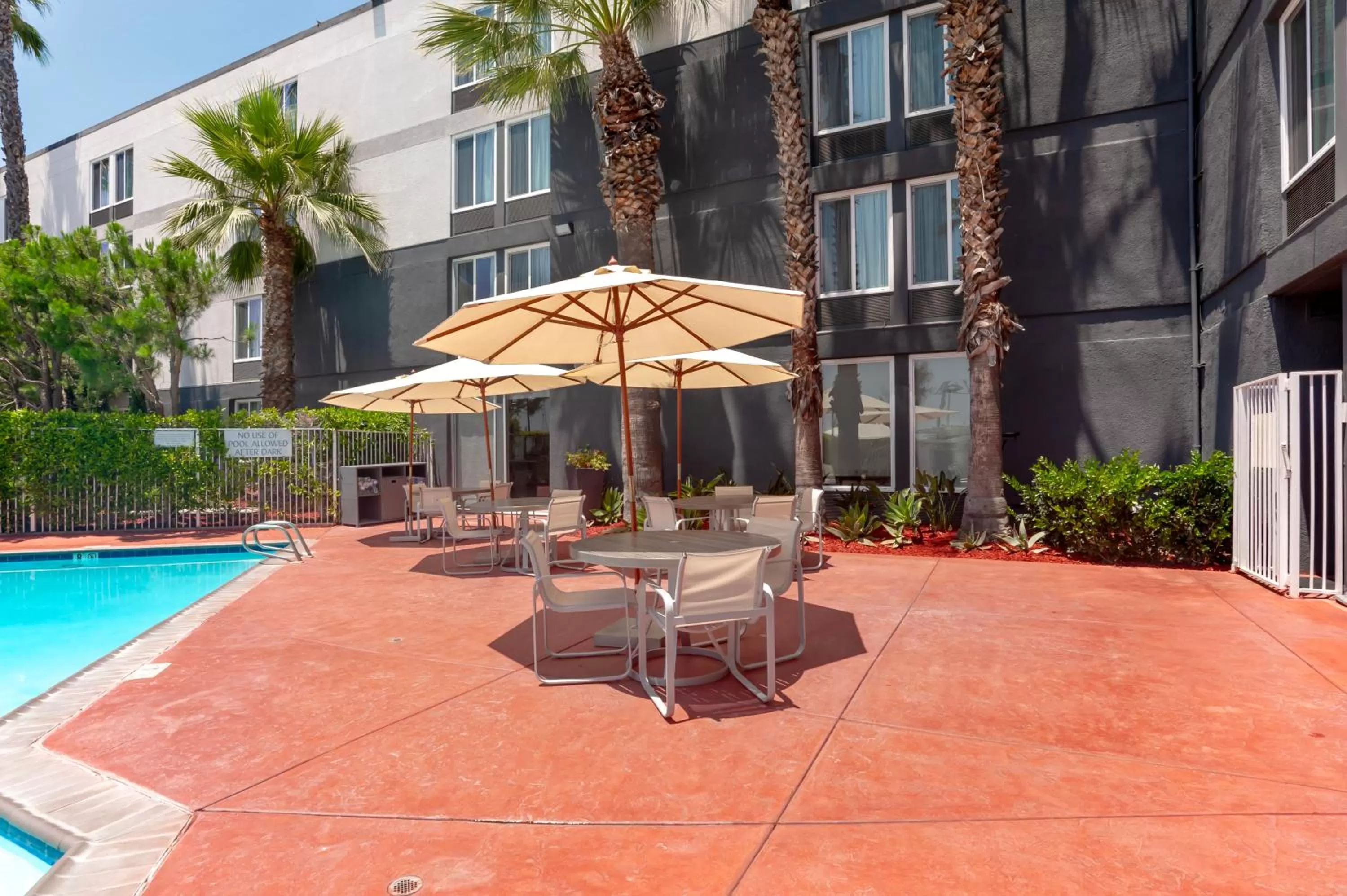 Swimming pool in Best Western Plus Commerce Hotel